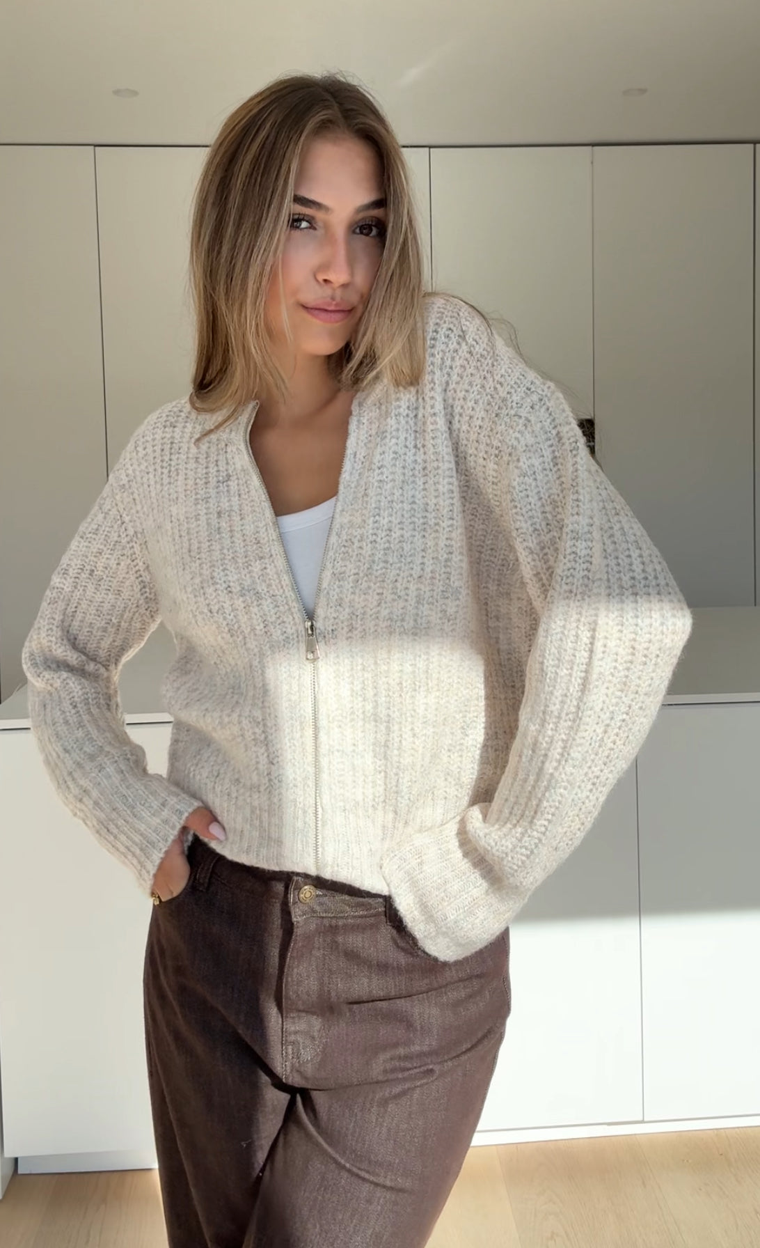 CARDIGÁN DE PUNTO ZIP CREMA