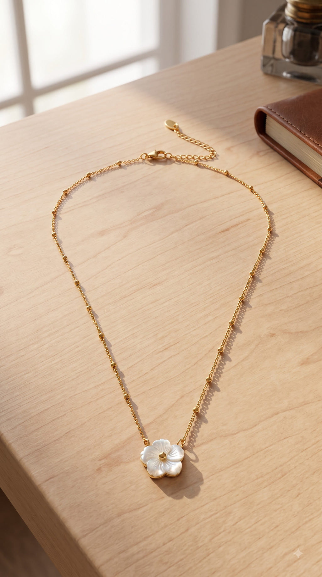 Collar de flores blancas