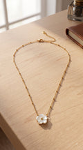 Collar de flores blancas