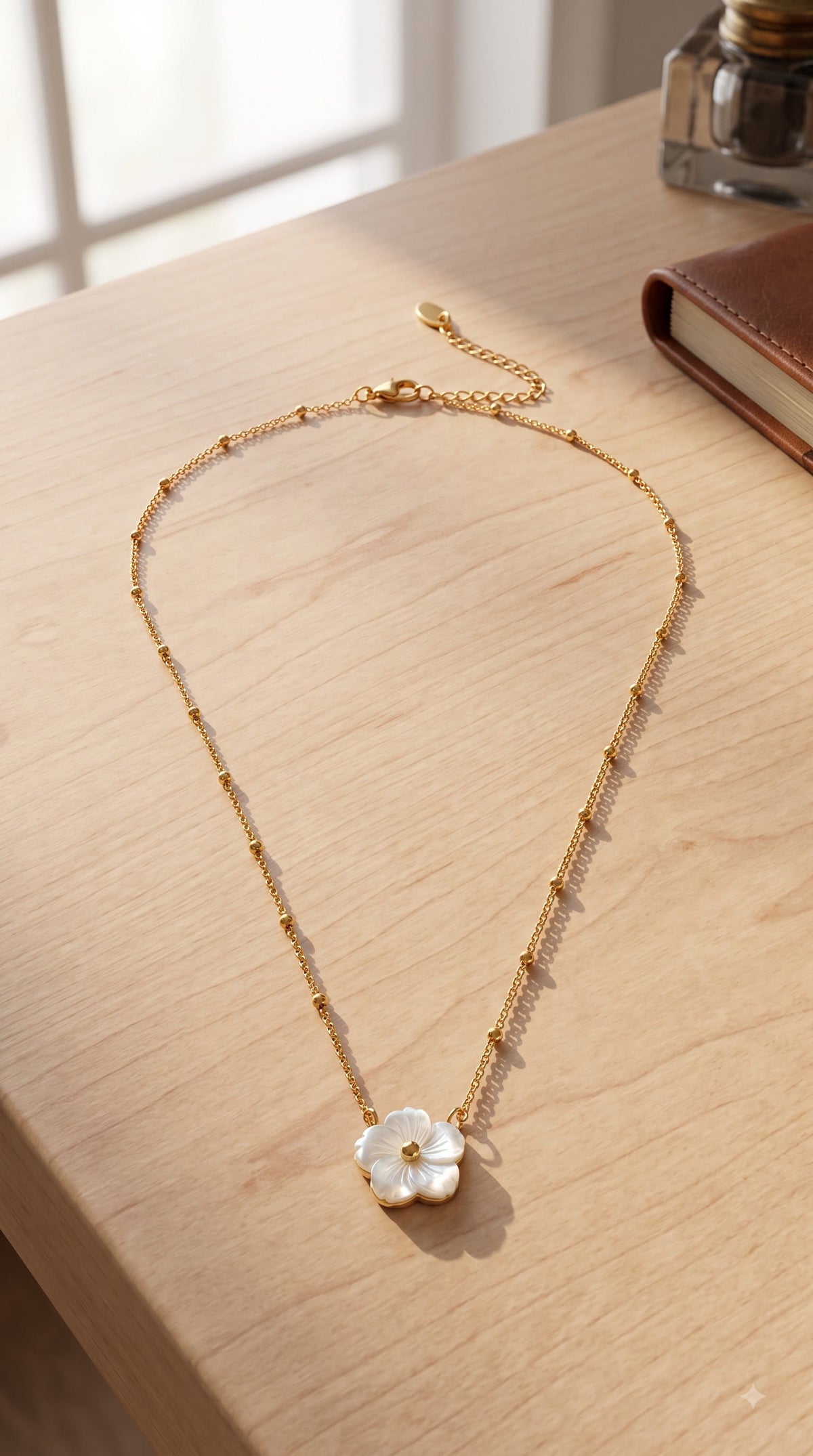 Collar de flores blancas