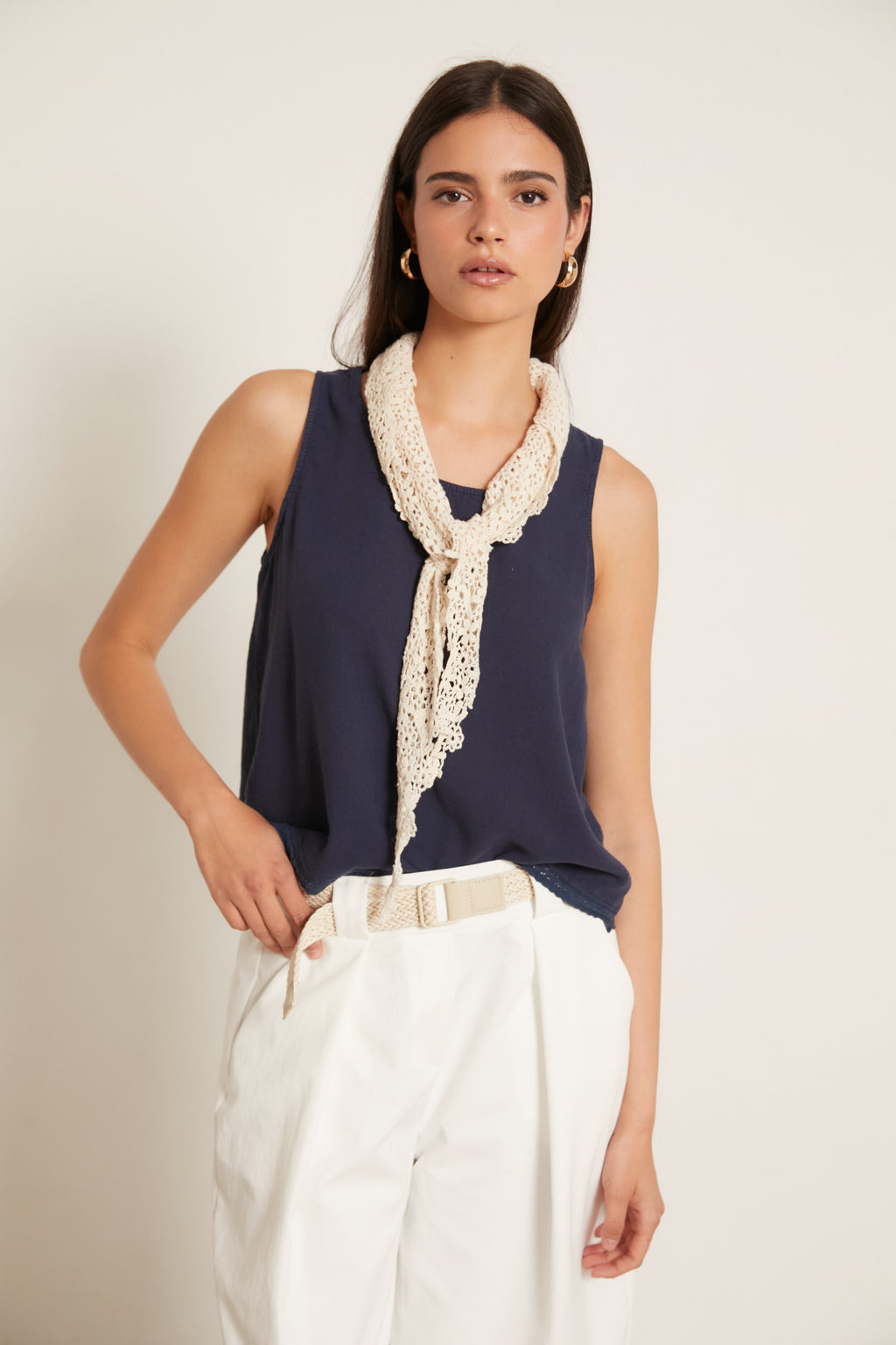 Top lino puntilla azul marino