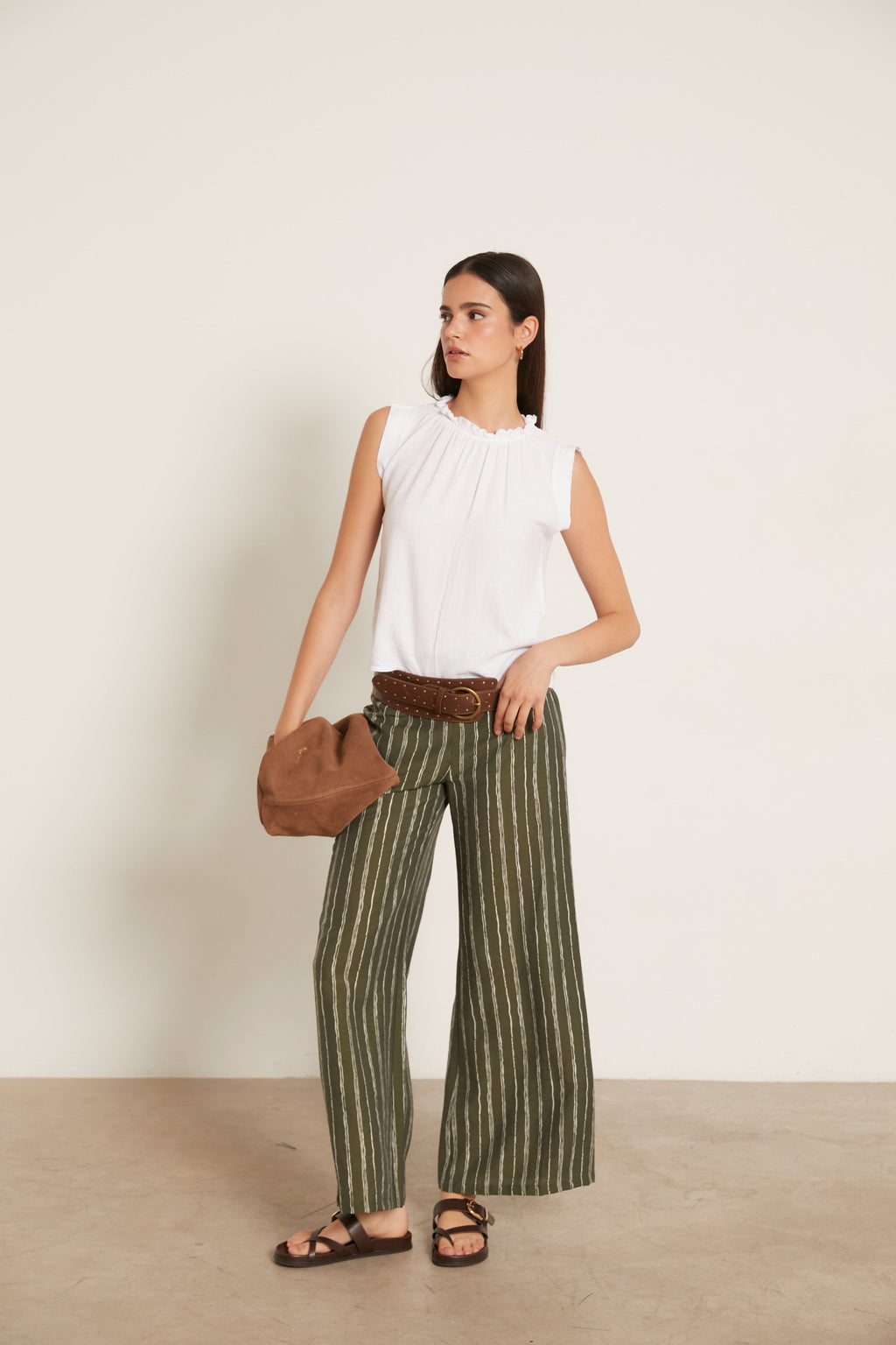 Top lino sin mangas cuello volante blanco