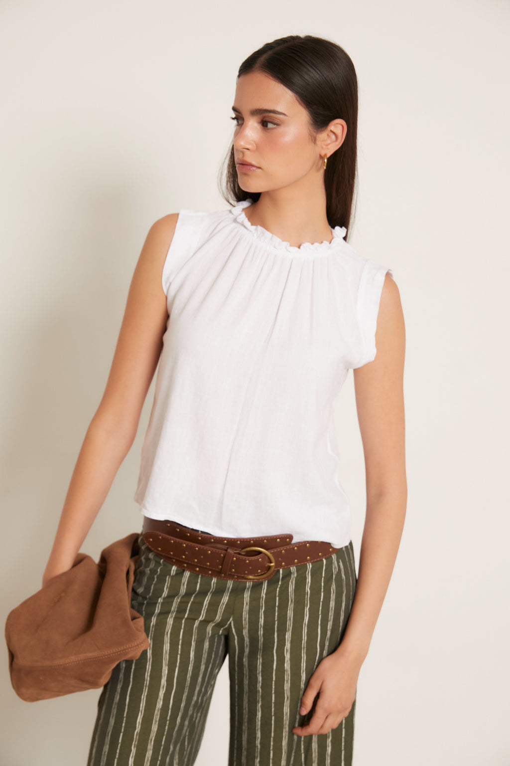 Top lino sin mangas cuello volante blanco