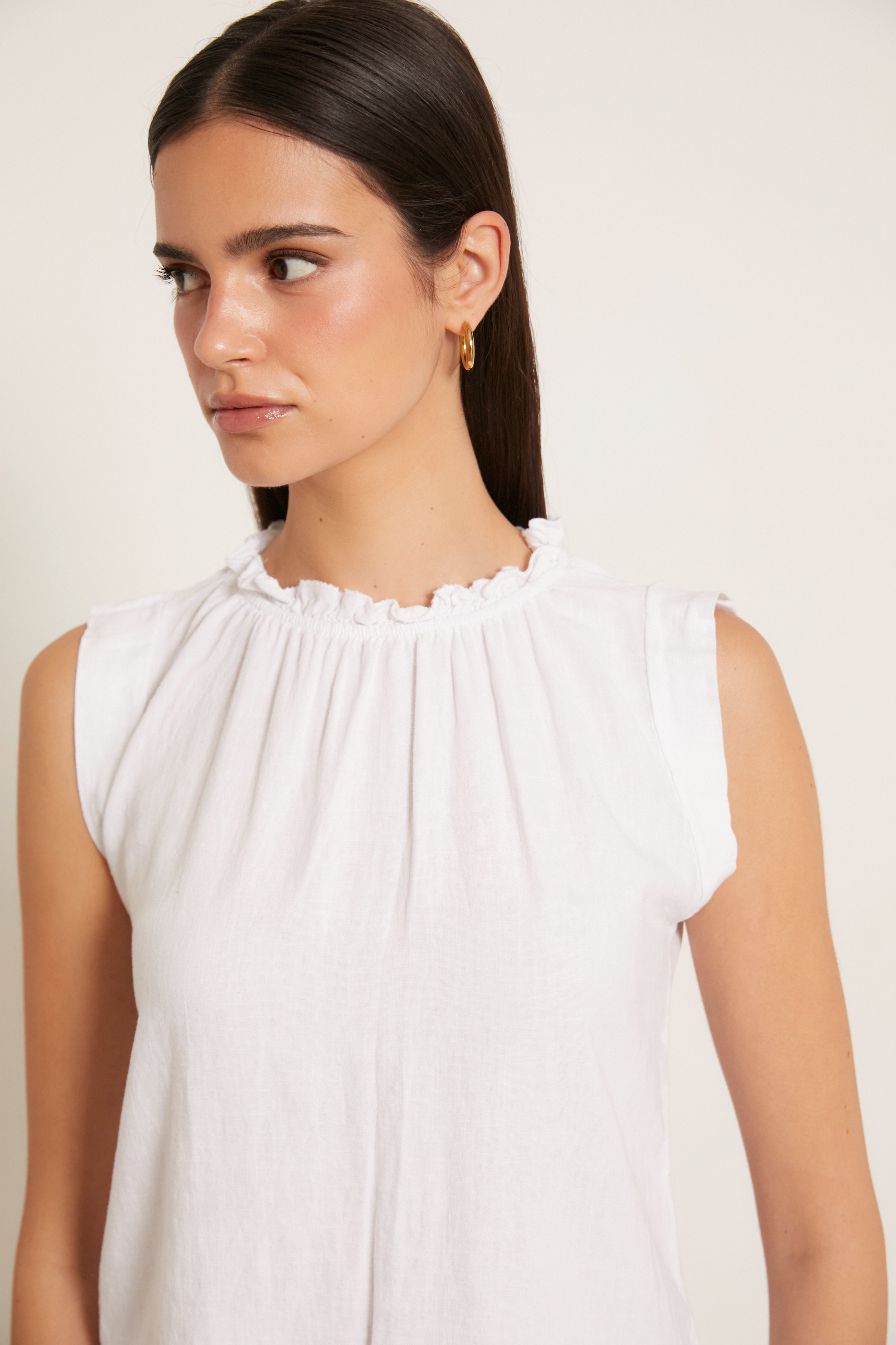 Top lino sin mangas cuello volante blanco