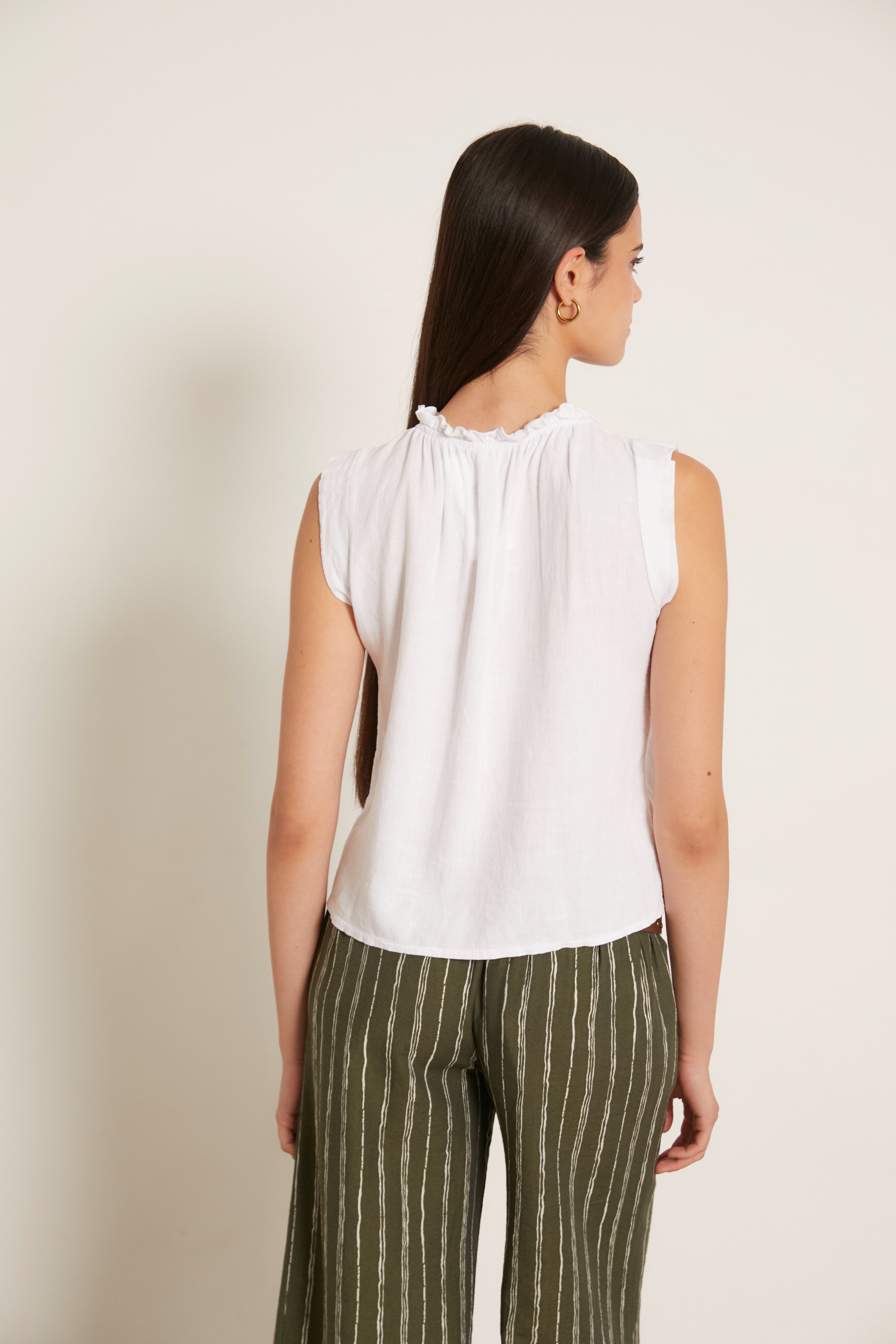 Top lino sin mangas cuello volante blanco