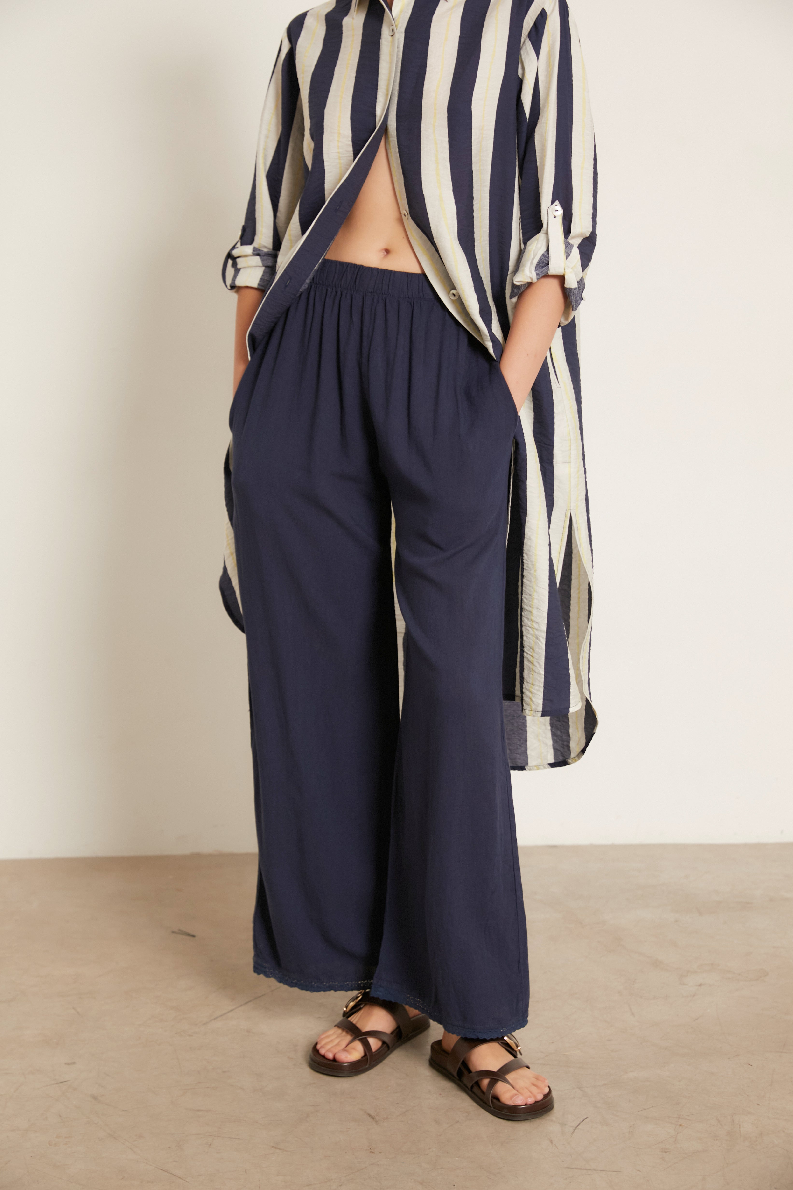Pantalón largo lino puntilla azul marino