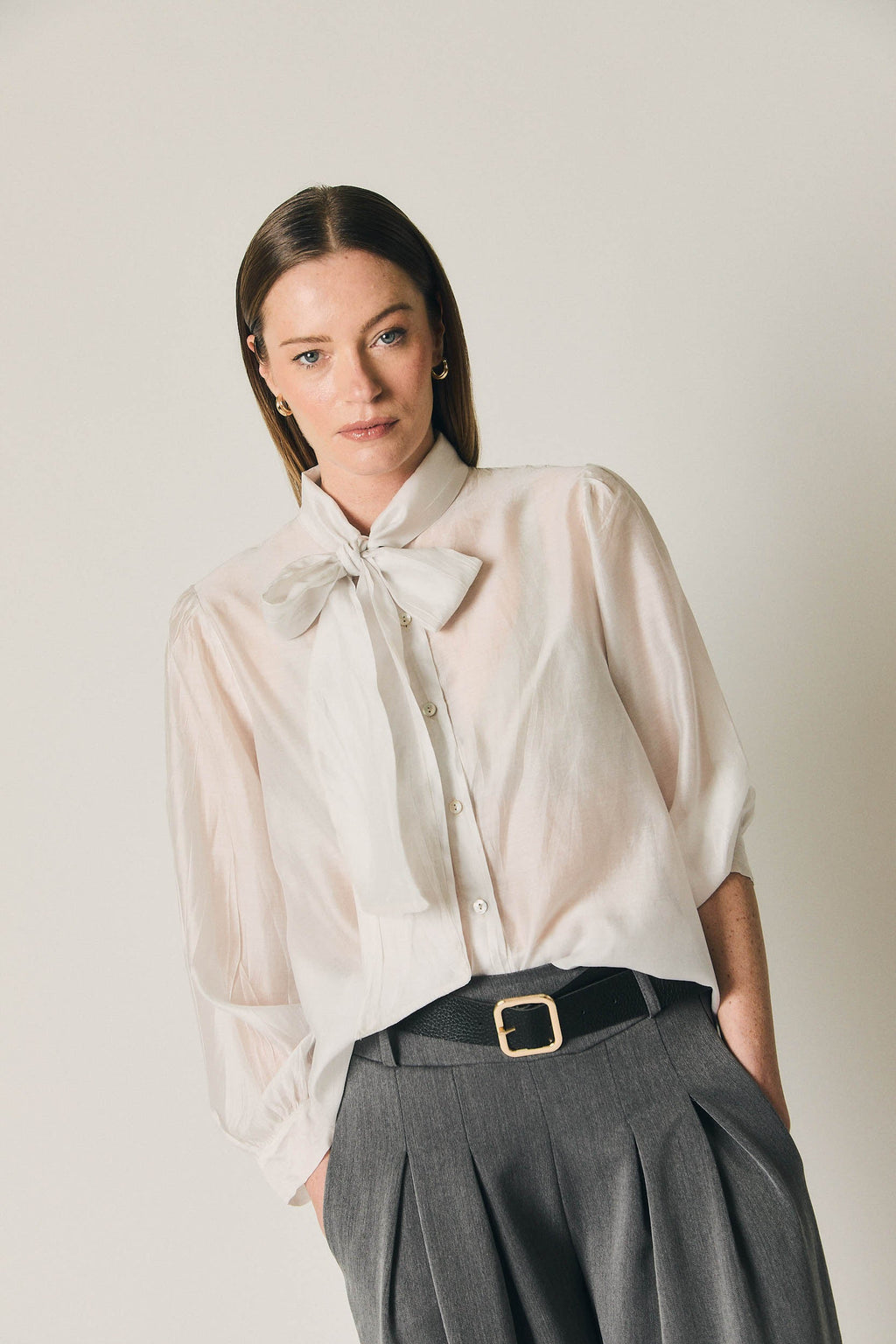 Pantalón ancho con pinzas gris