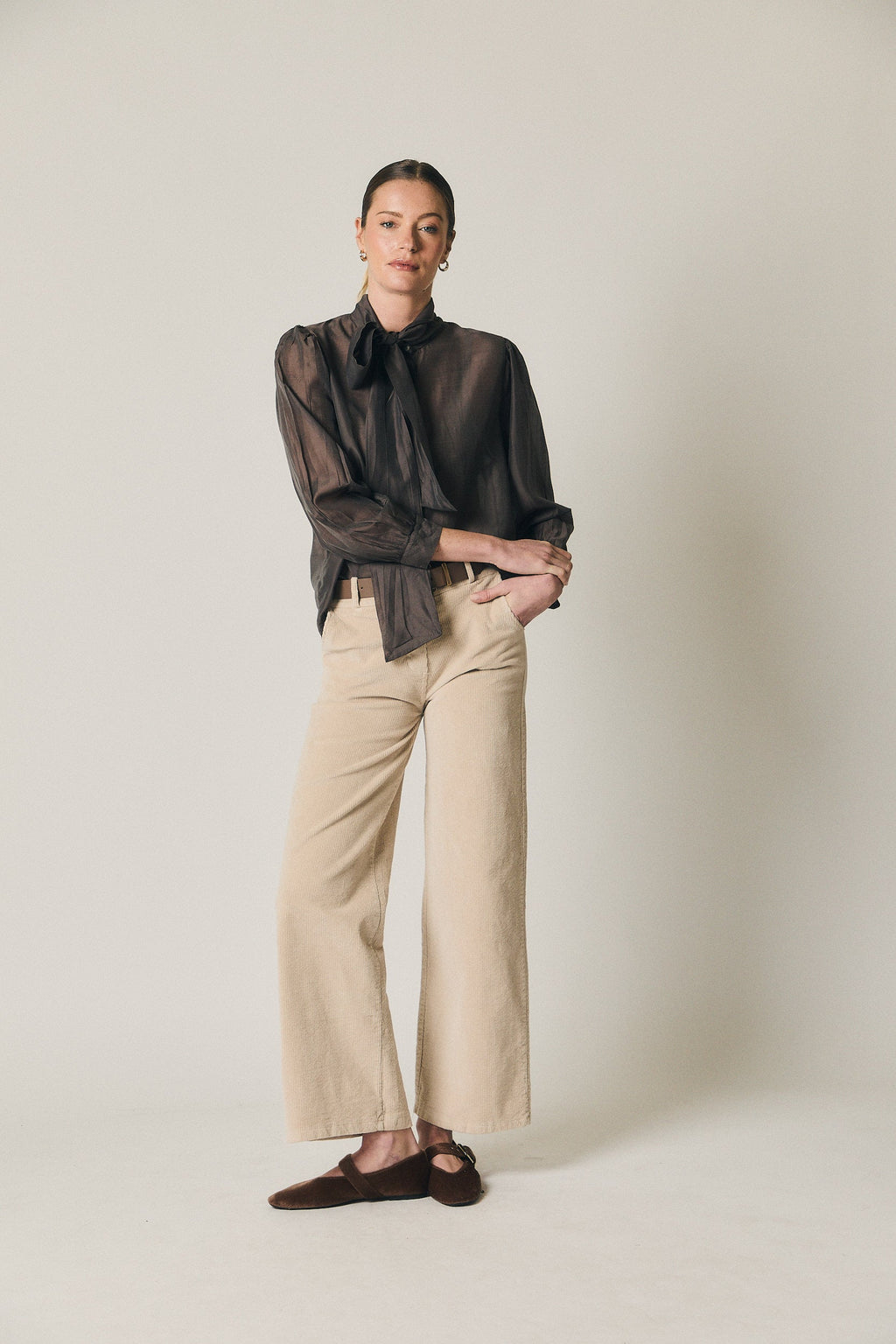 Pantalón recto pana cinturón beige