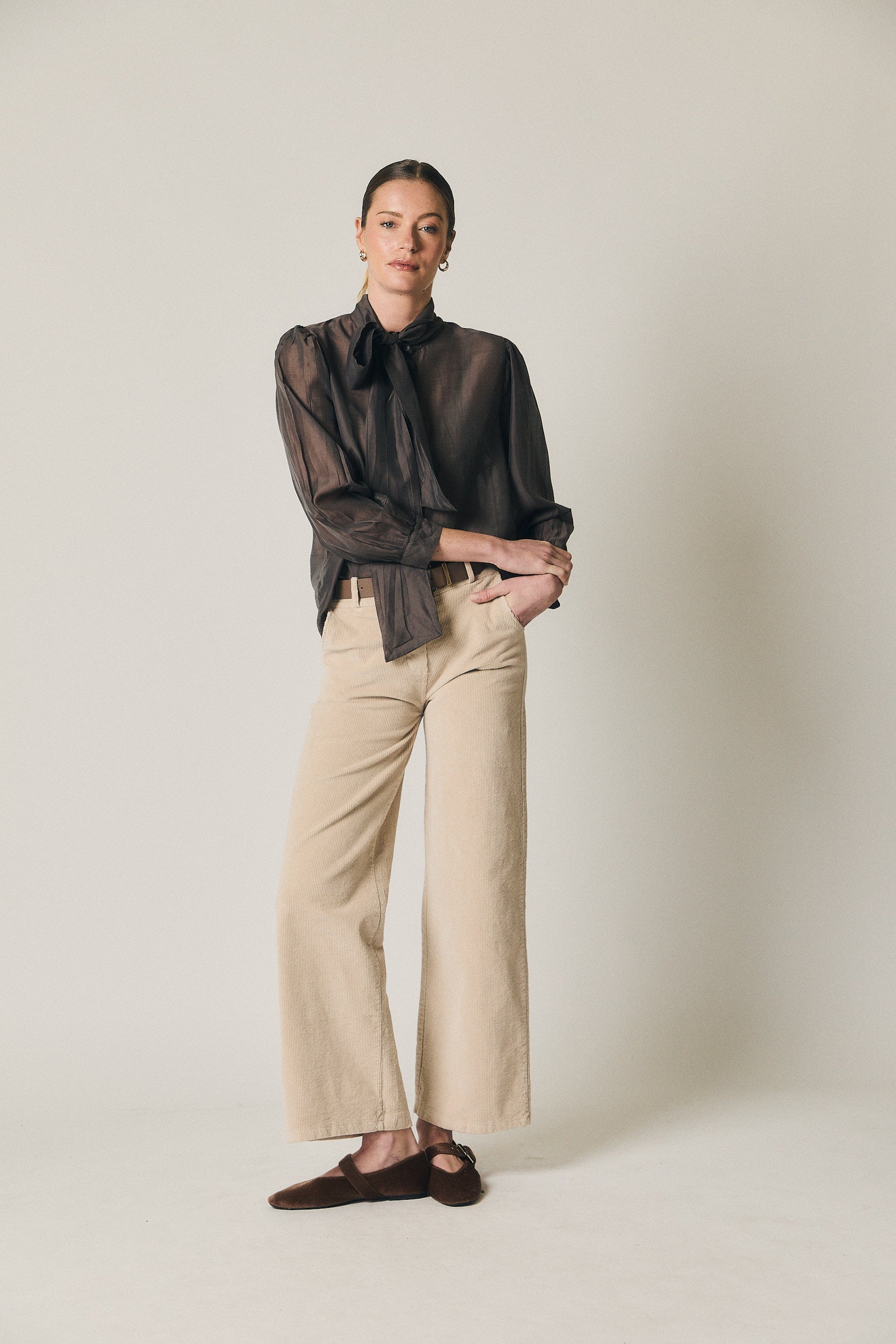 Pantalón recto pana cinturón beige