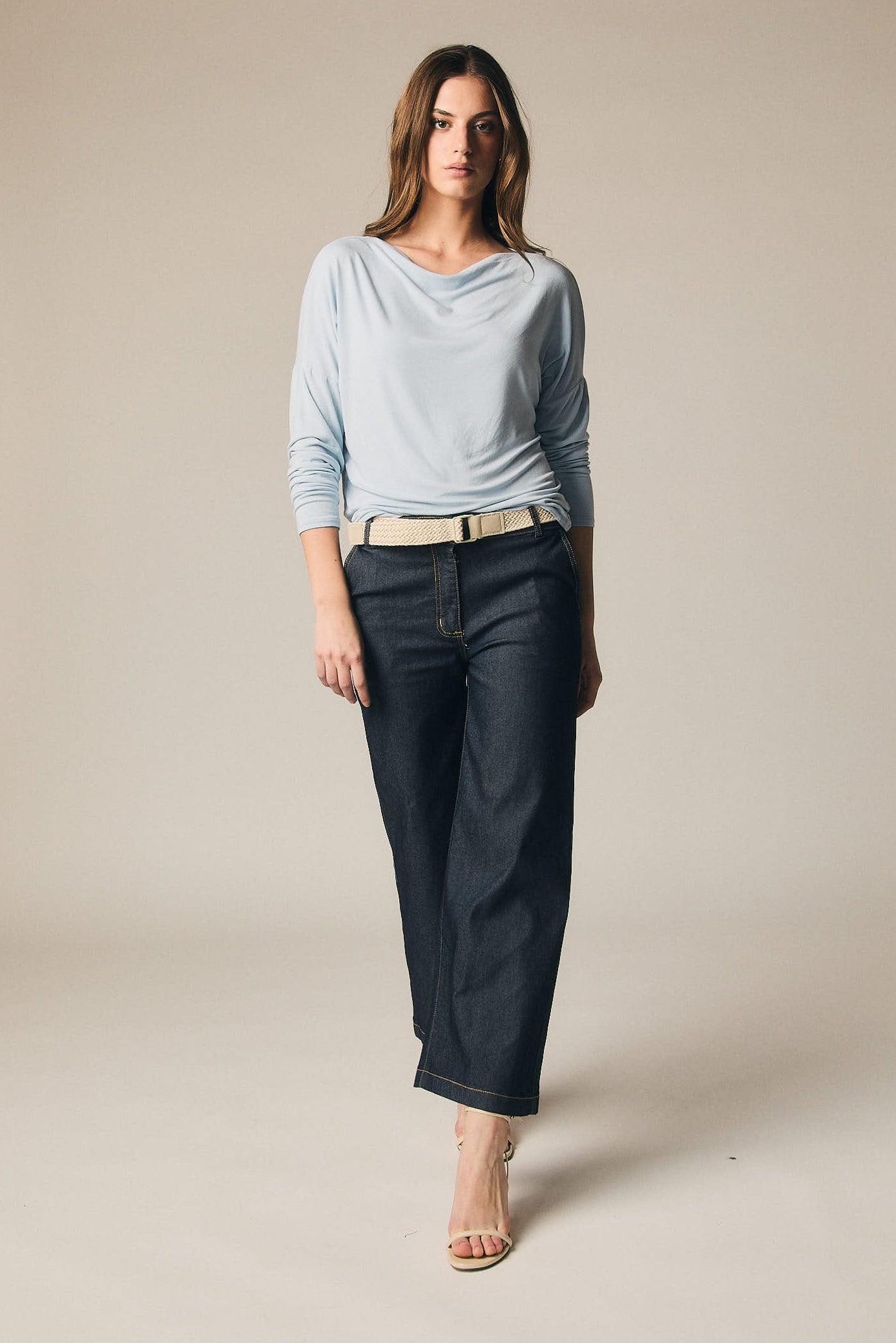 Pantalón denim con cinturón azul