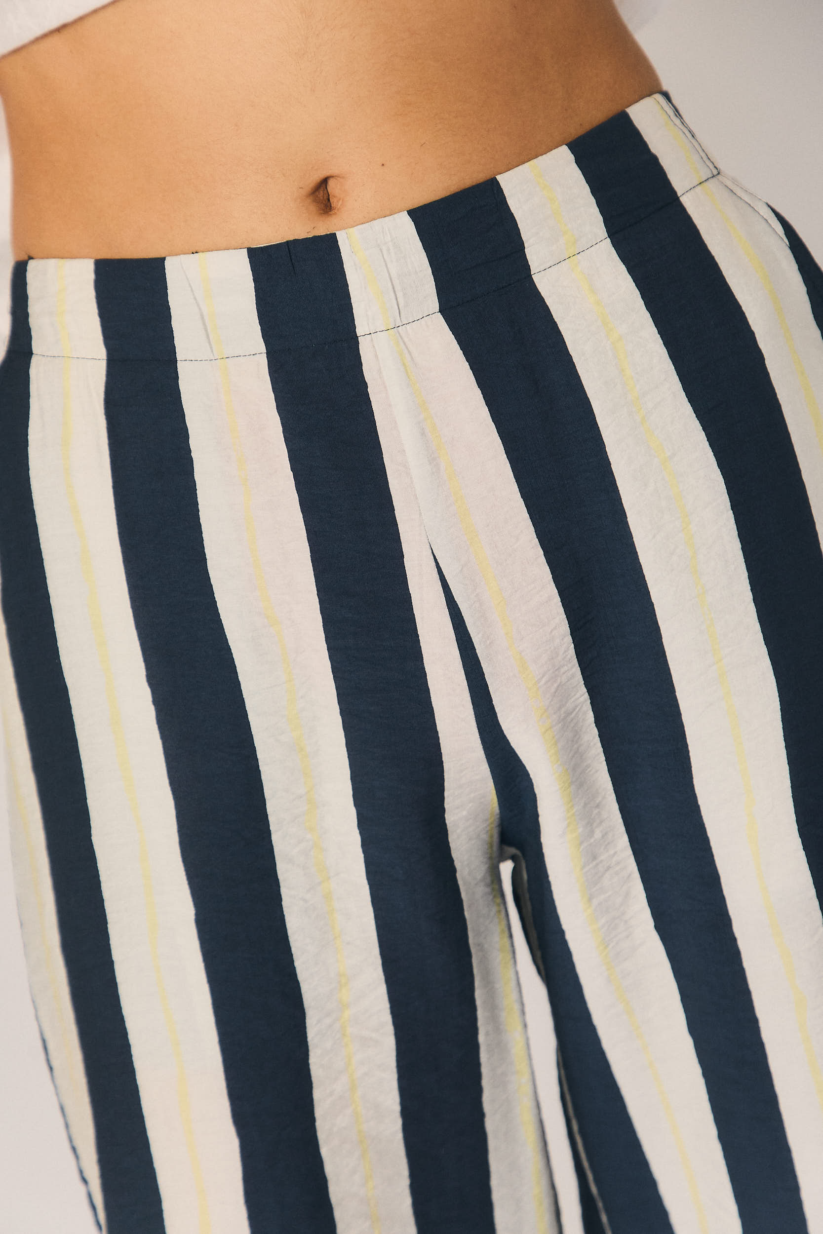Pantalón largo fluido de rayas azul marino