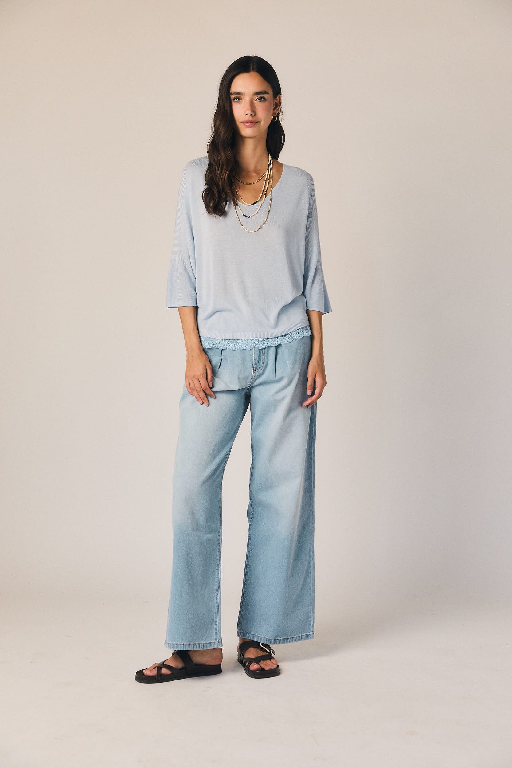 Top cuello pico puntilla celeste
