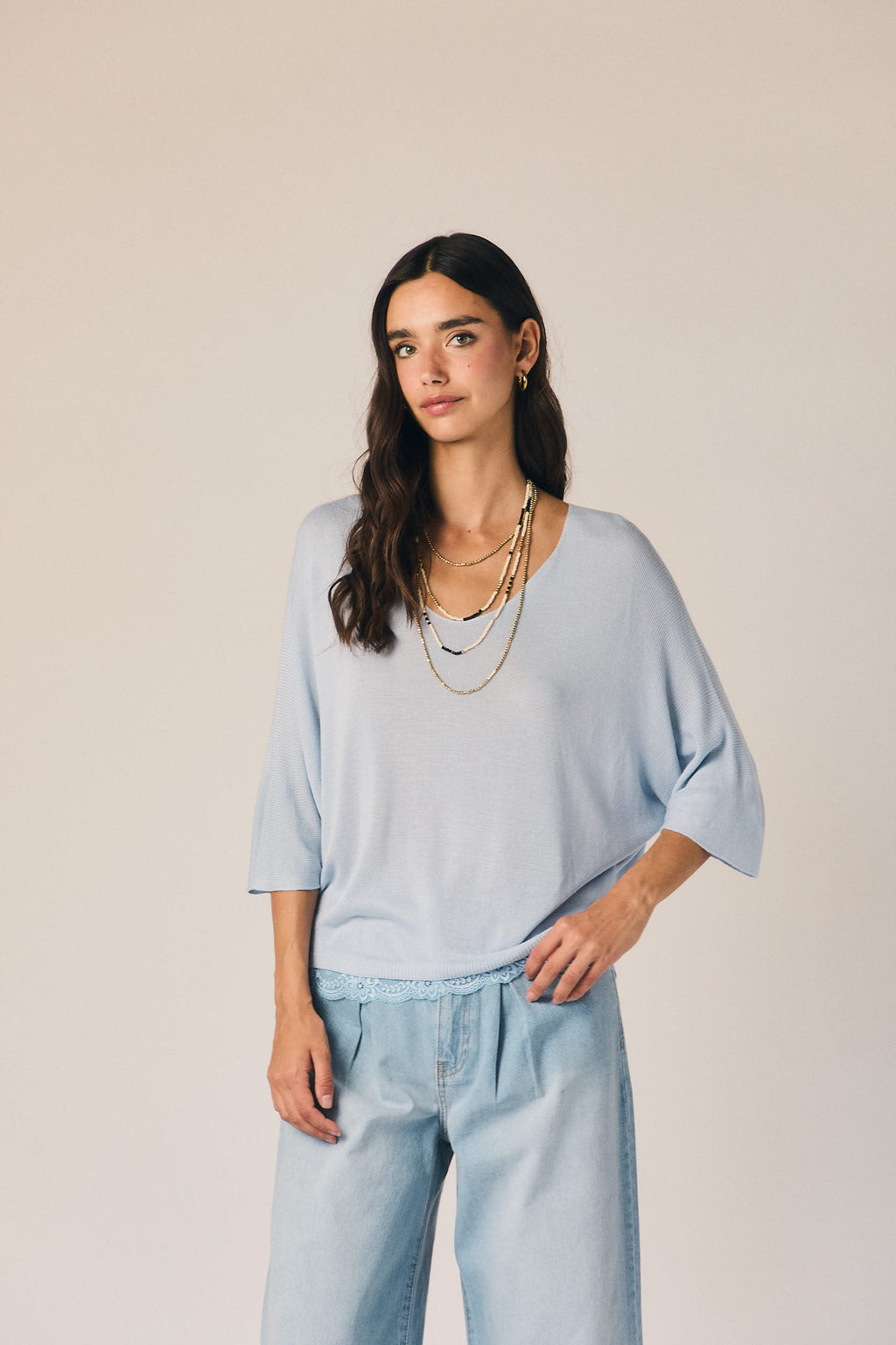 Top cuello pico puntilla celeste