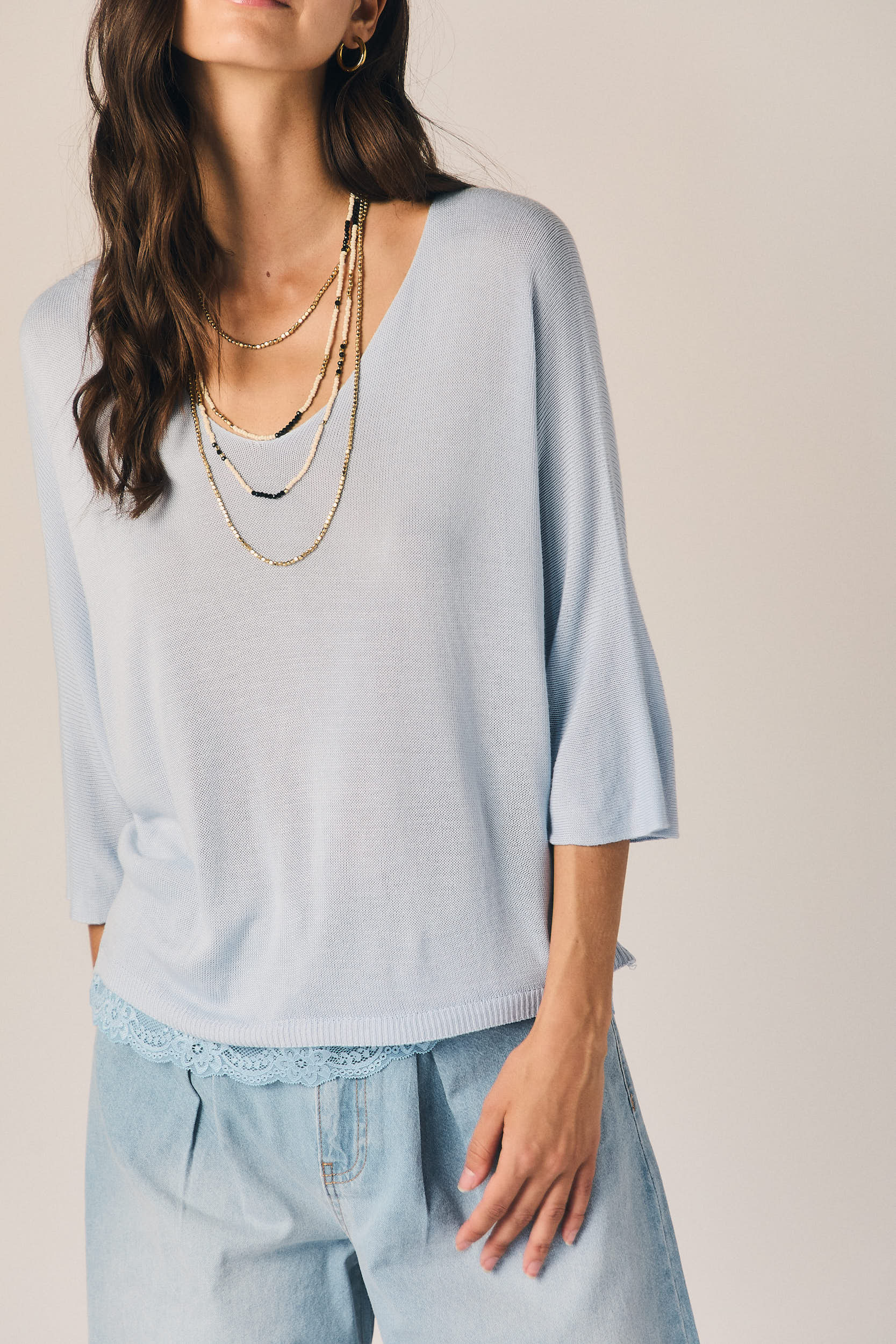 Top cuello pico puntilla celeste
