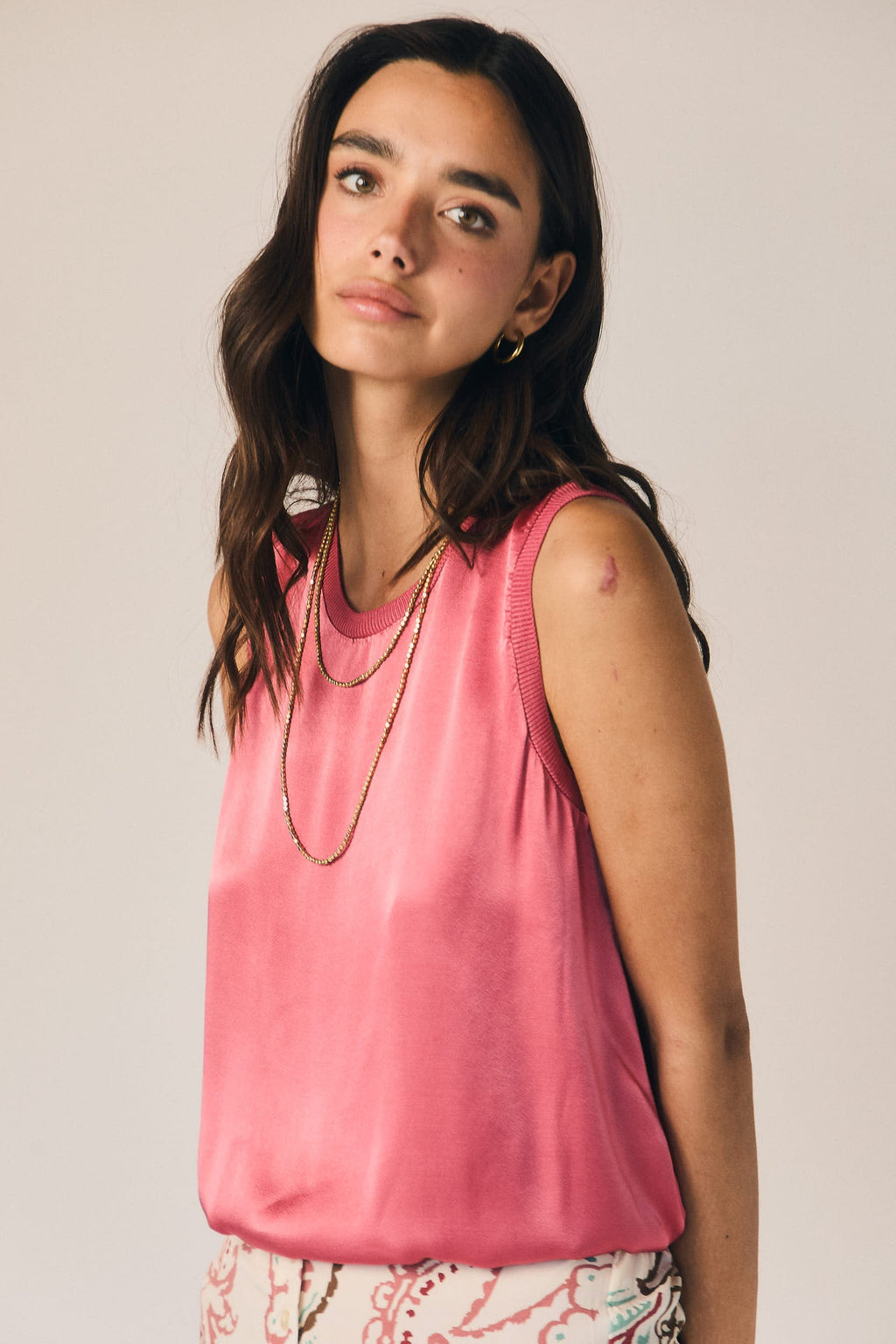 Top sin mangas ribete color fresa