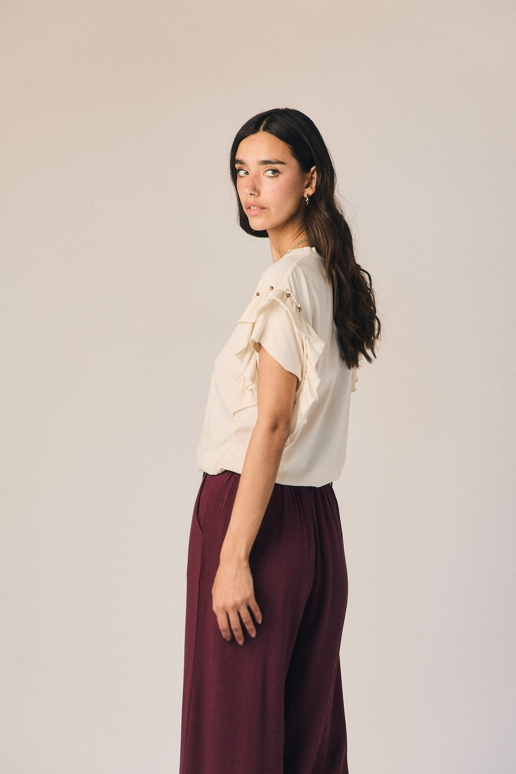 Camiseta volante tachas crudo