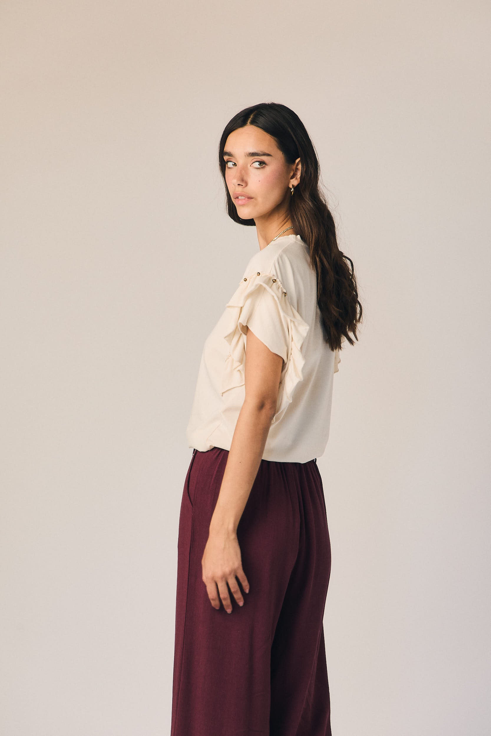 Camiseta volante tachas crudo