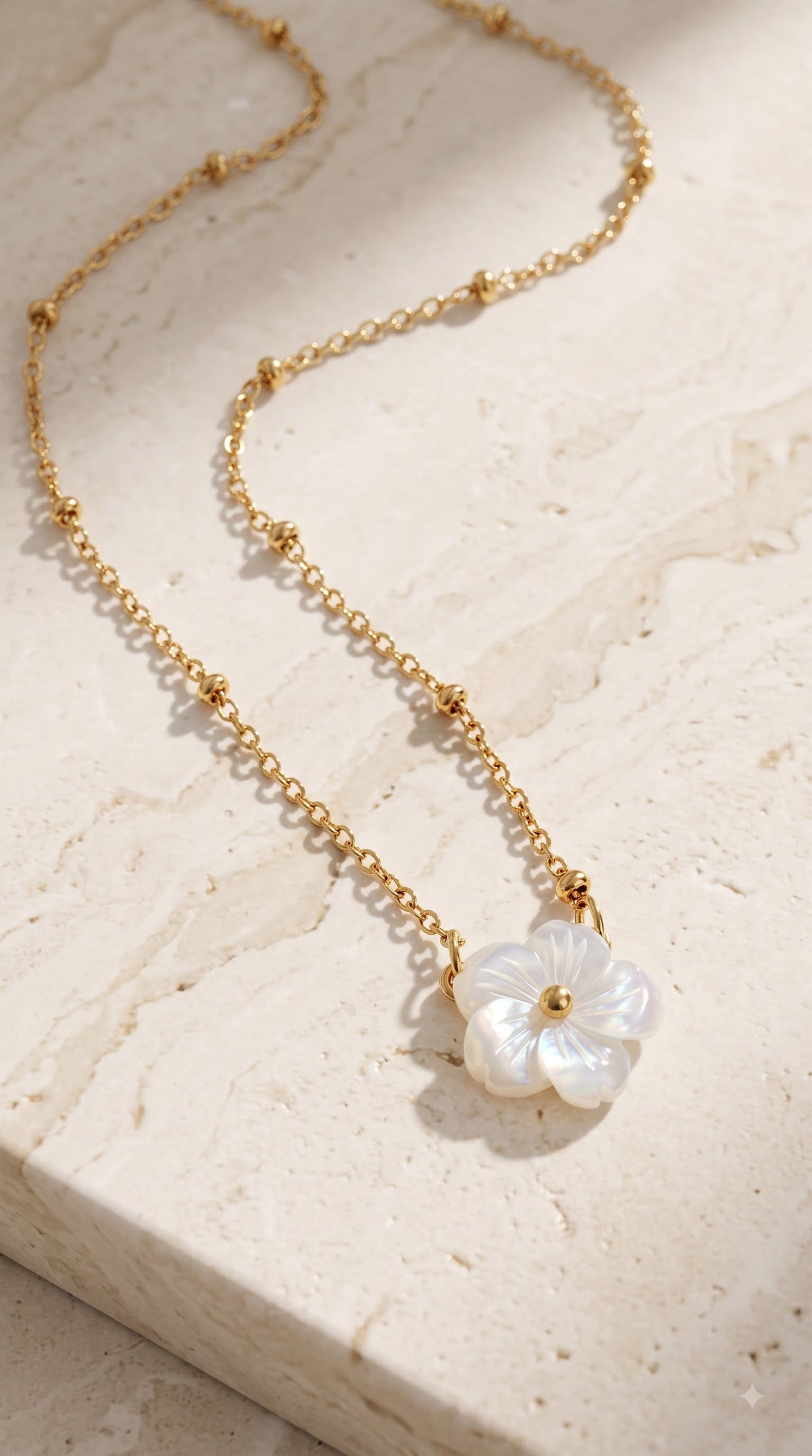 Collar de flores blancas