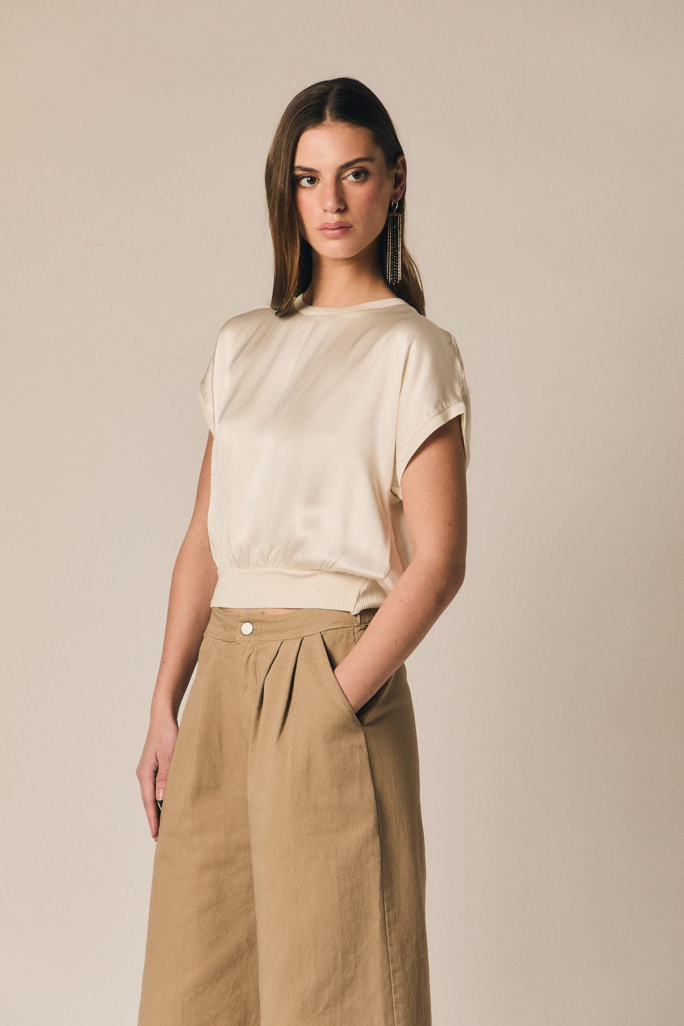 Top de raso con manga corta en color crudo