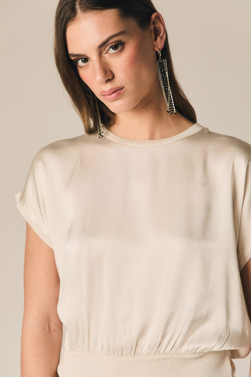 Top de raso con manga corta en color crudo