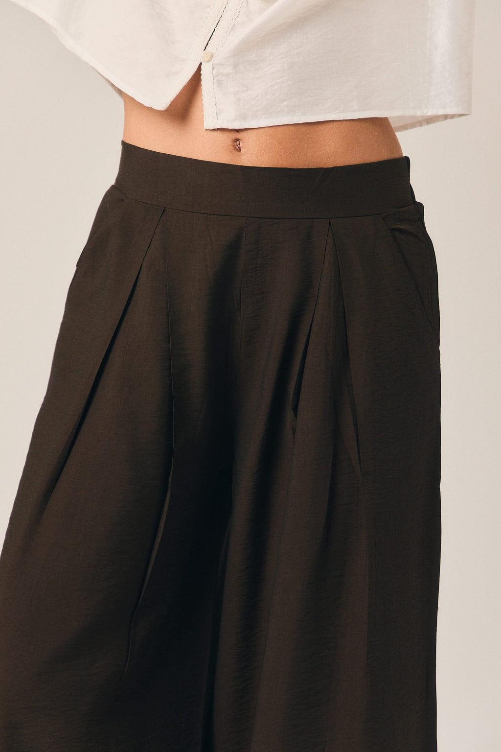 Pantalón ancho de pinzas liso marrón
