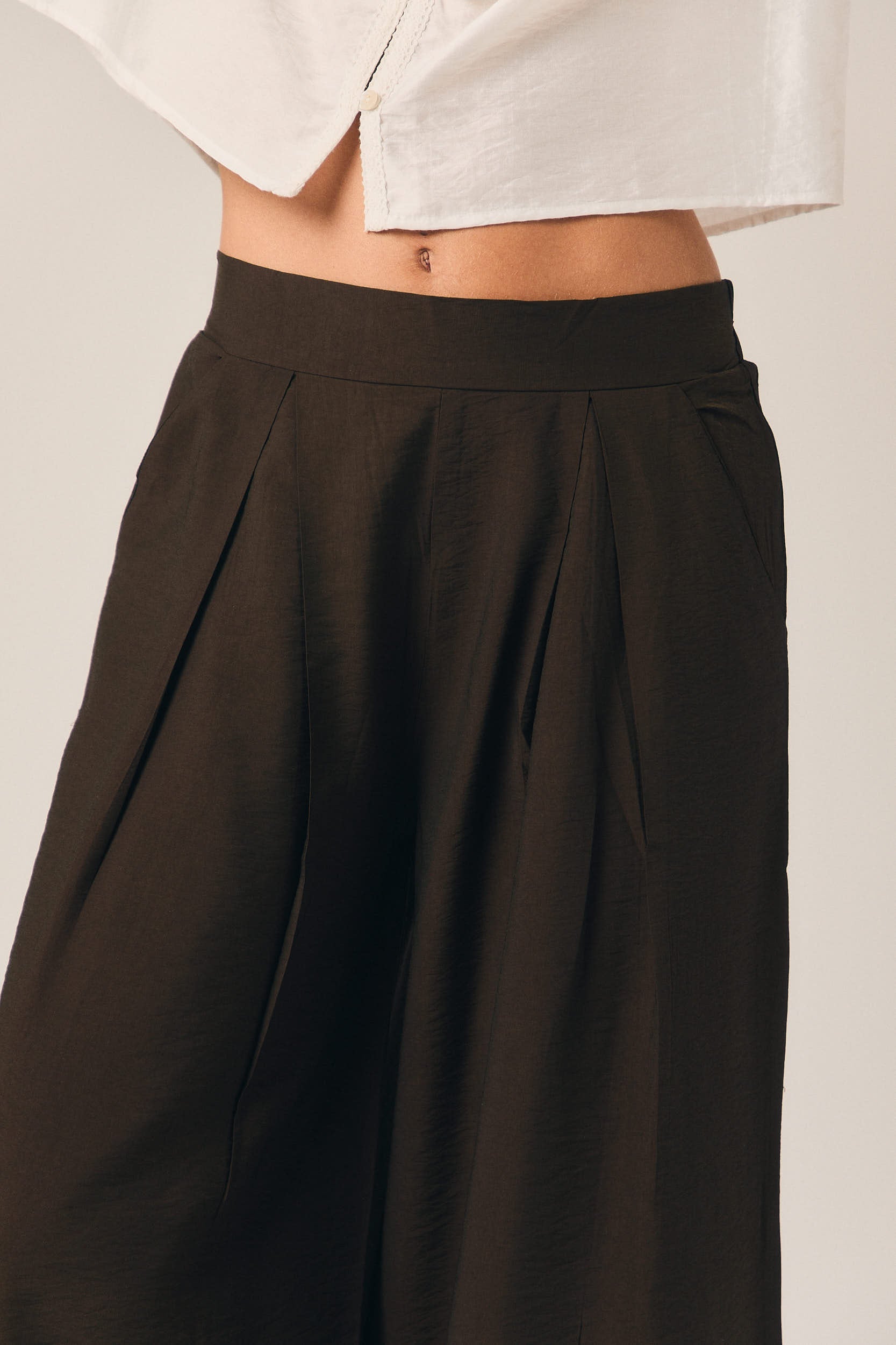 Pantalón ancho de pinzas liso marrón