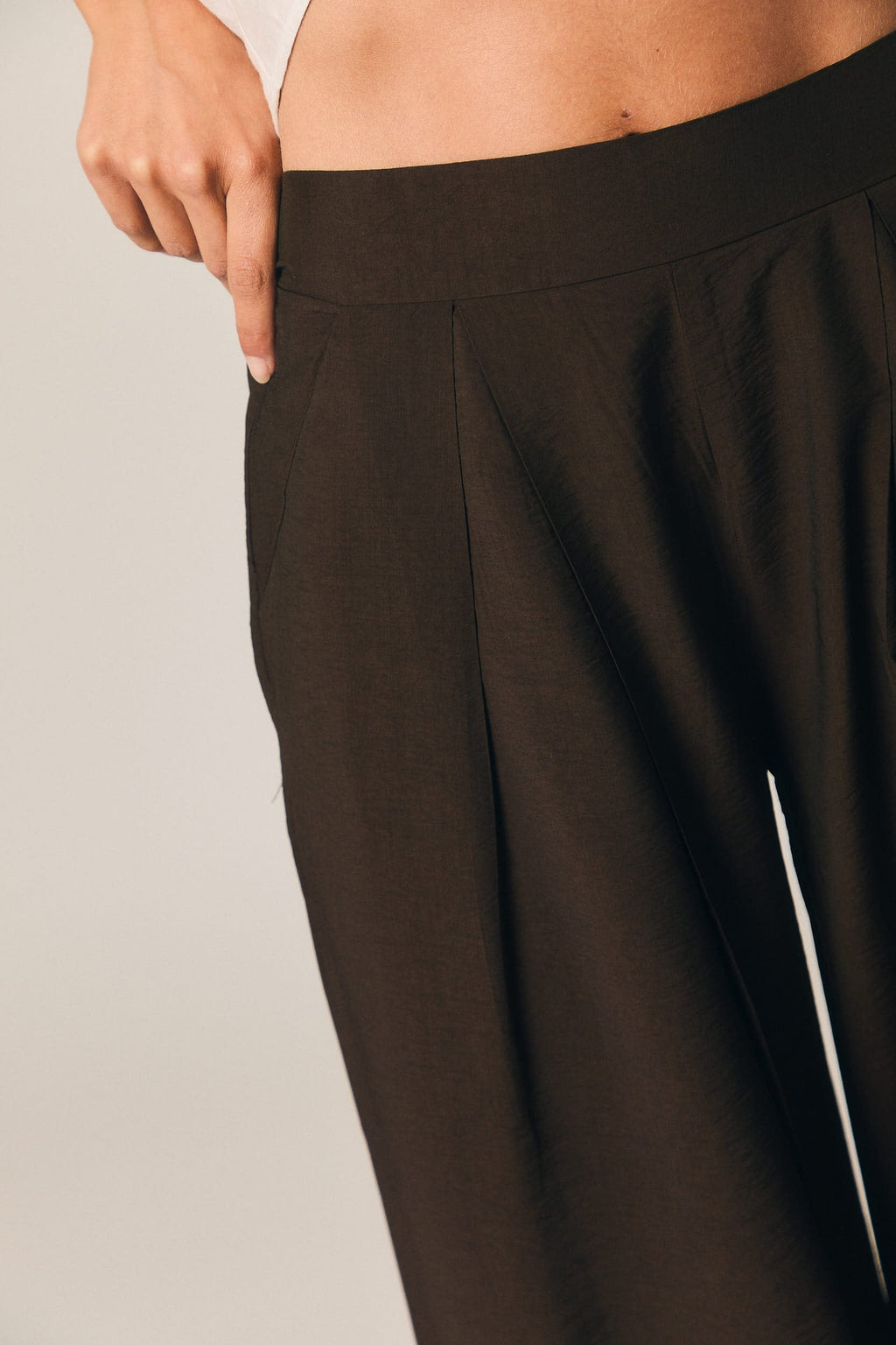 Pantalón ancho de pinzas liso marrón