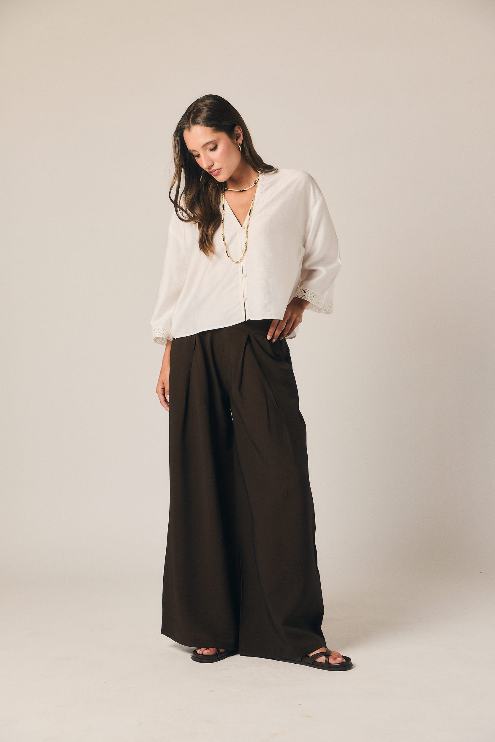 Pantalón ancho de pinzas liso marrón