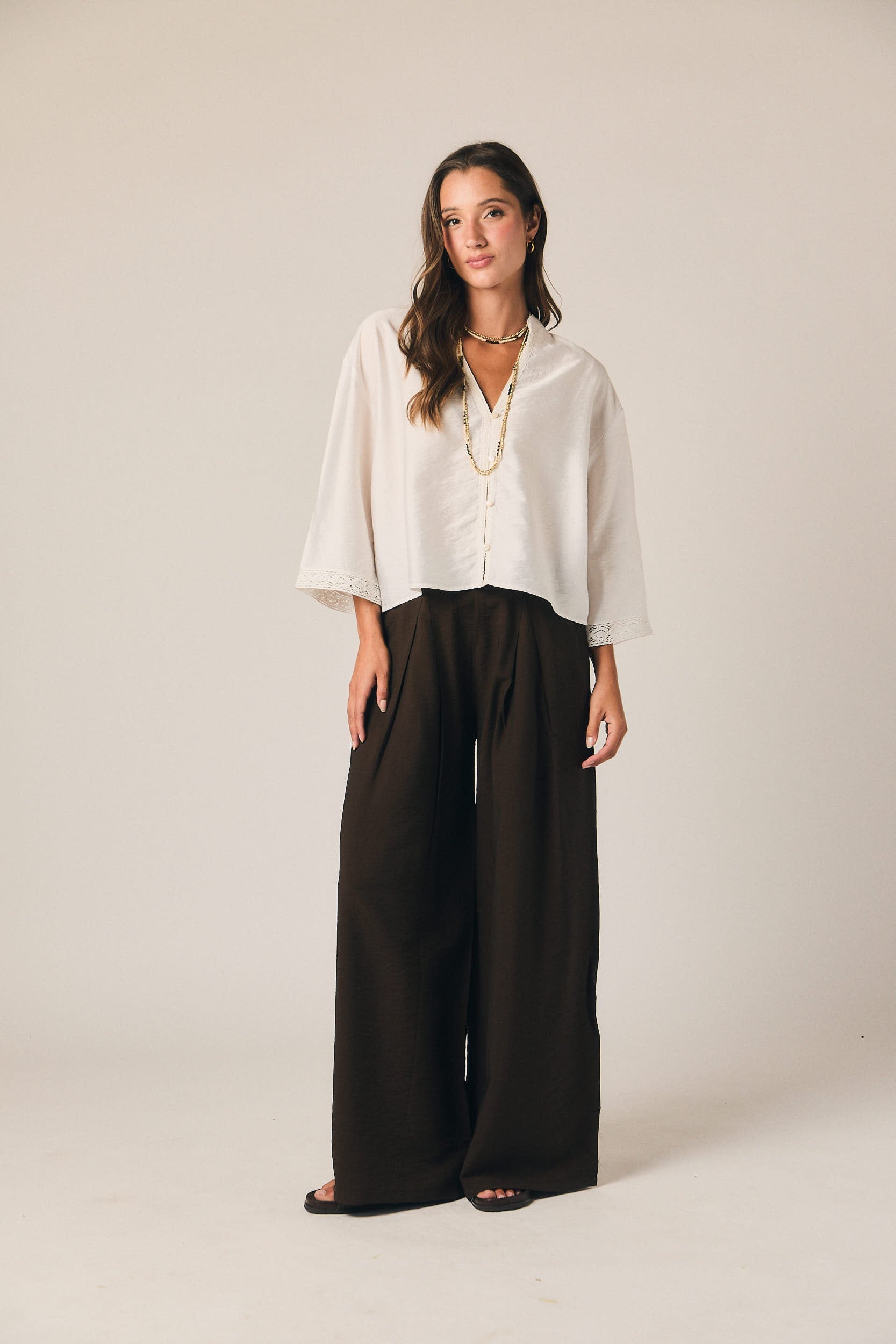 Pantalón ancho de pinzas liso marrón