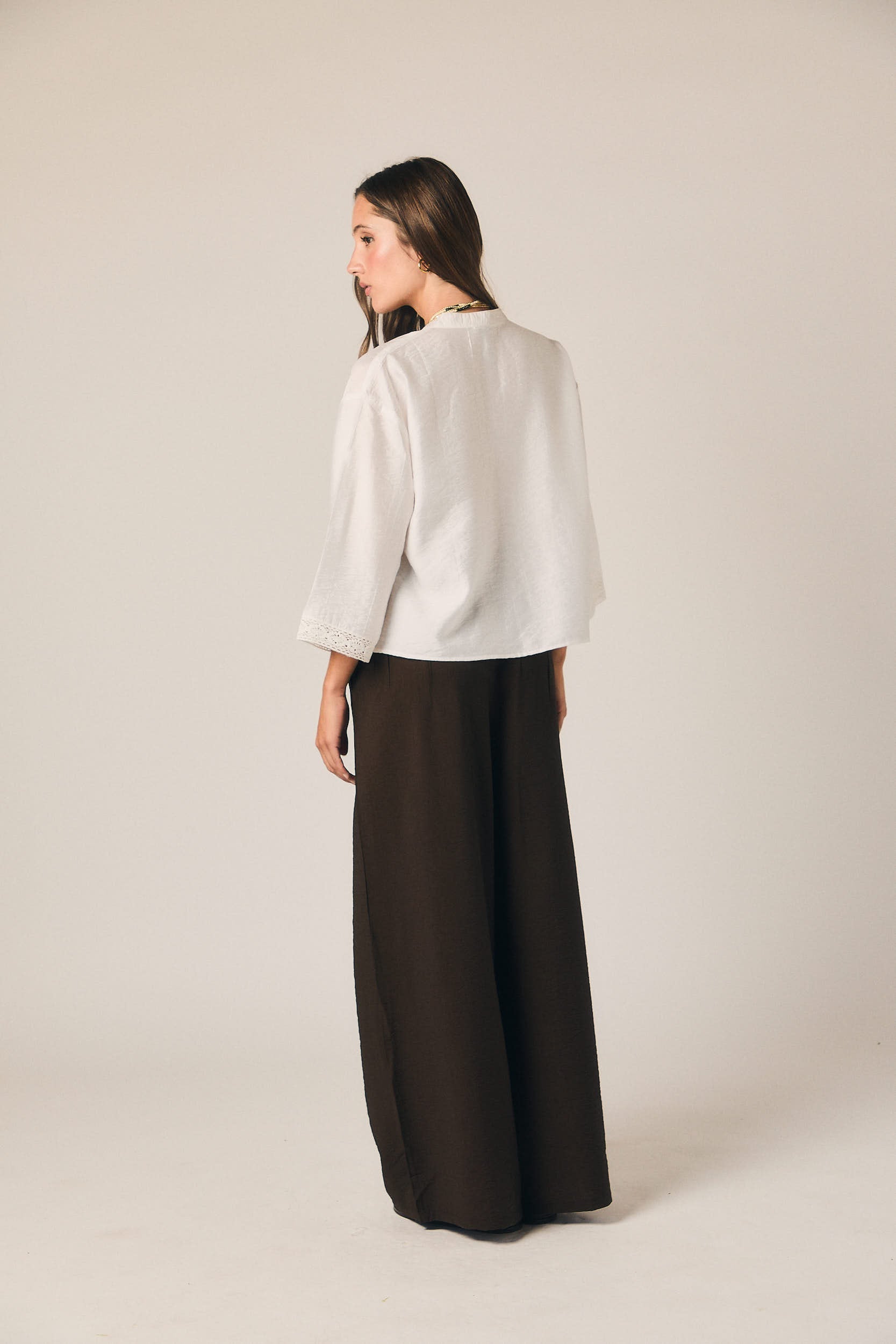 Pantalón ancho de pinzas liso marrón