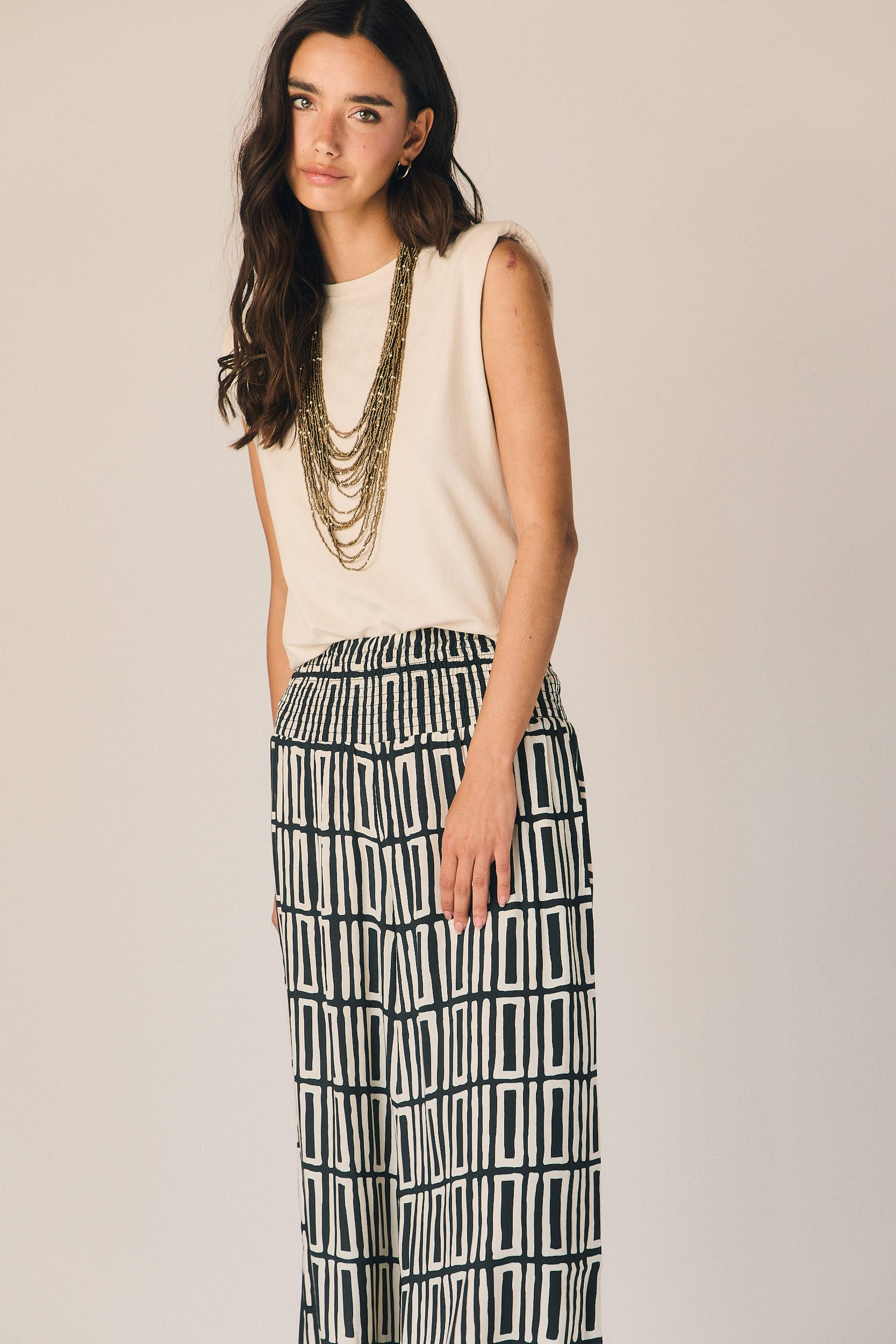 Pantalón gomas estampado geométrico gris antracita
