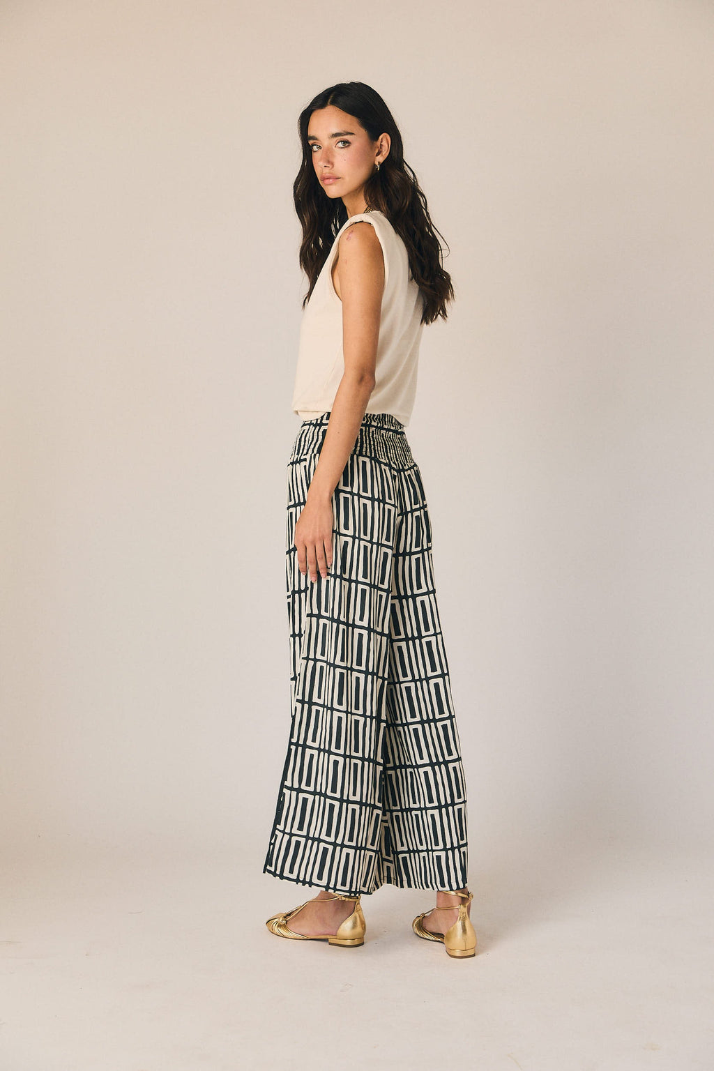 Pantalón gomas estampado geométrico gris antracita