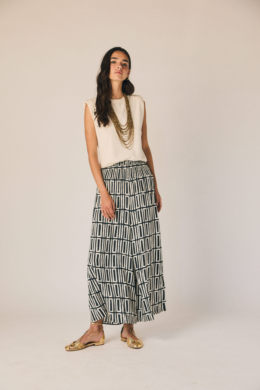 Pantalón gomas estampado geométrico gris antracita