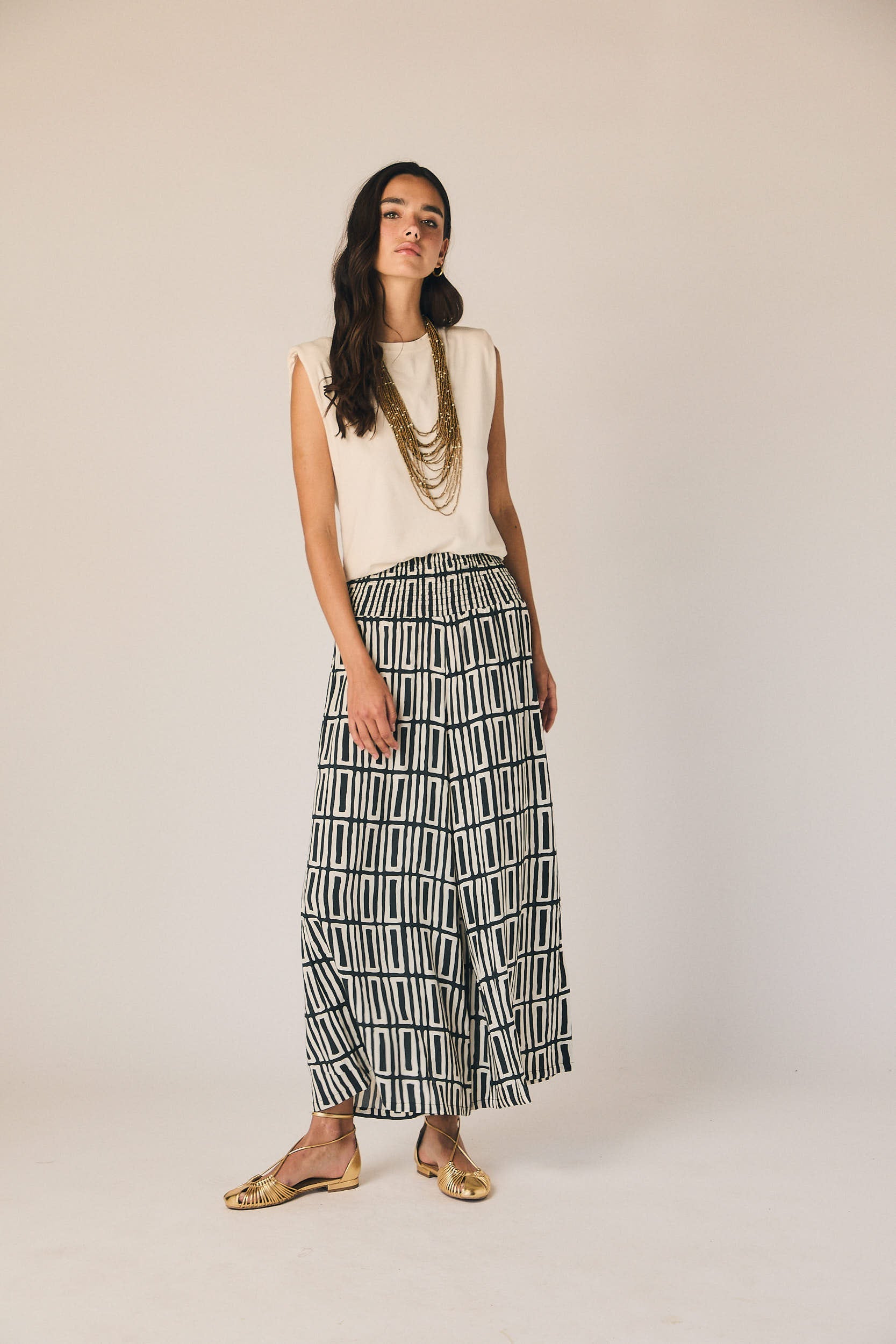 Pantalón gomas estampado geométrico gris antracita