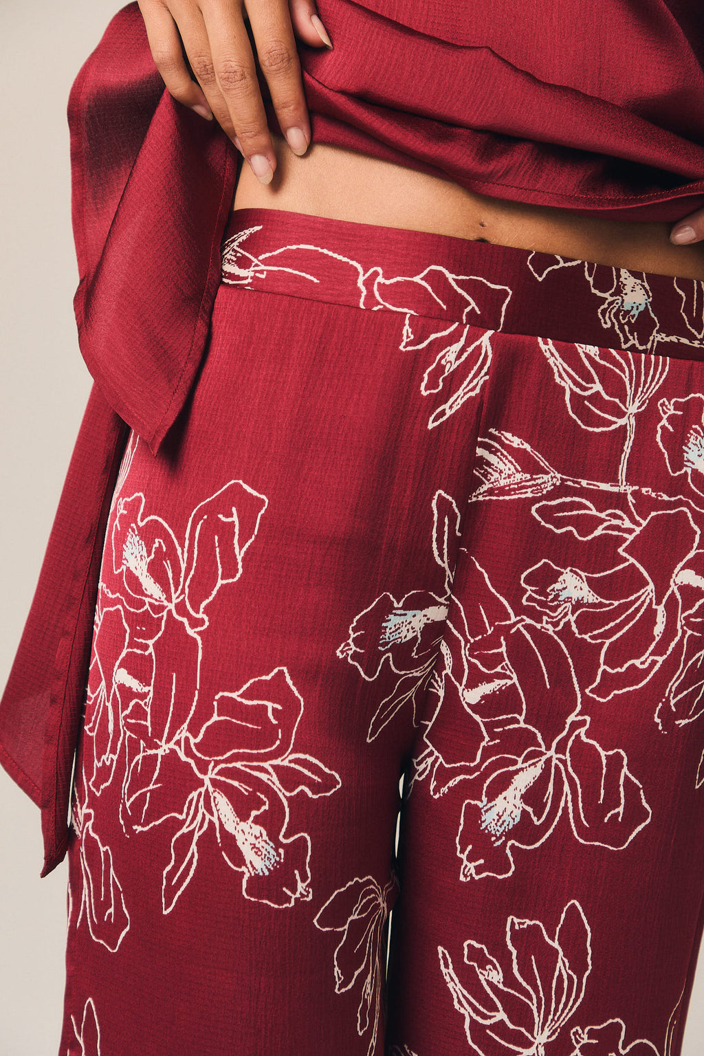 Pantalón recto estampado floral vino