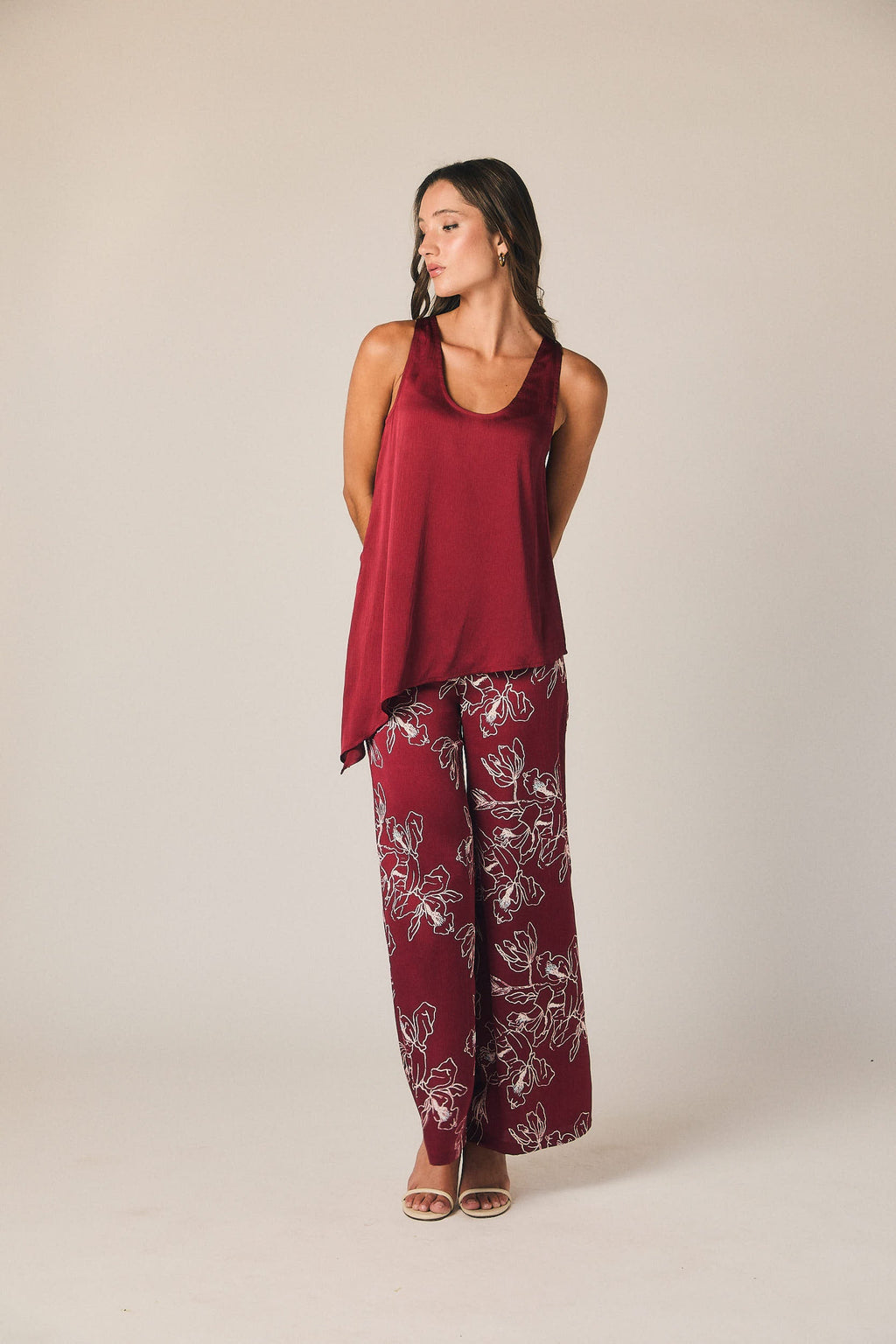 Pantalón recto estampado floral vino