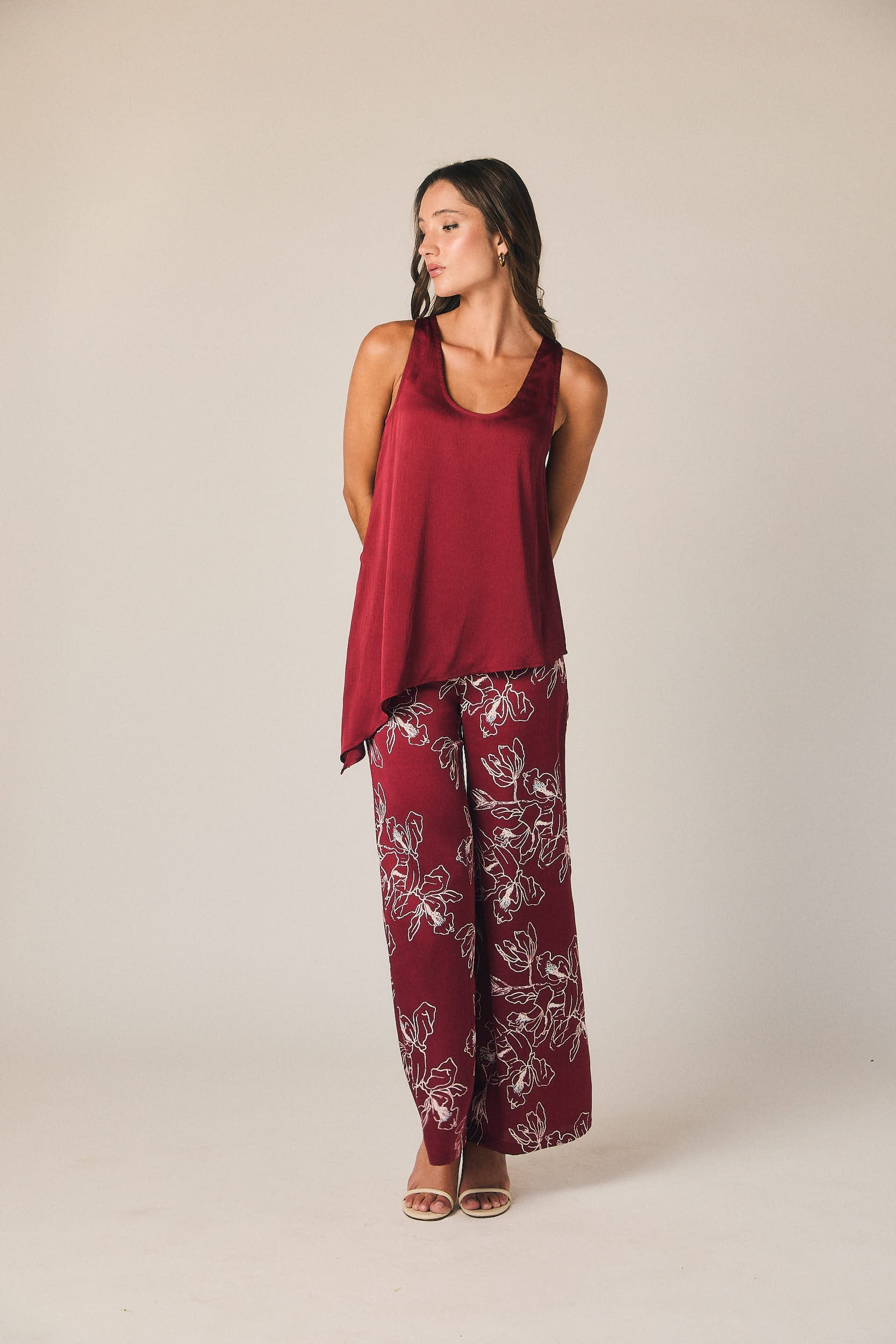 Pantalón recto estampado floral vino