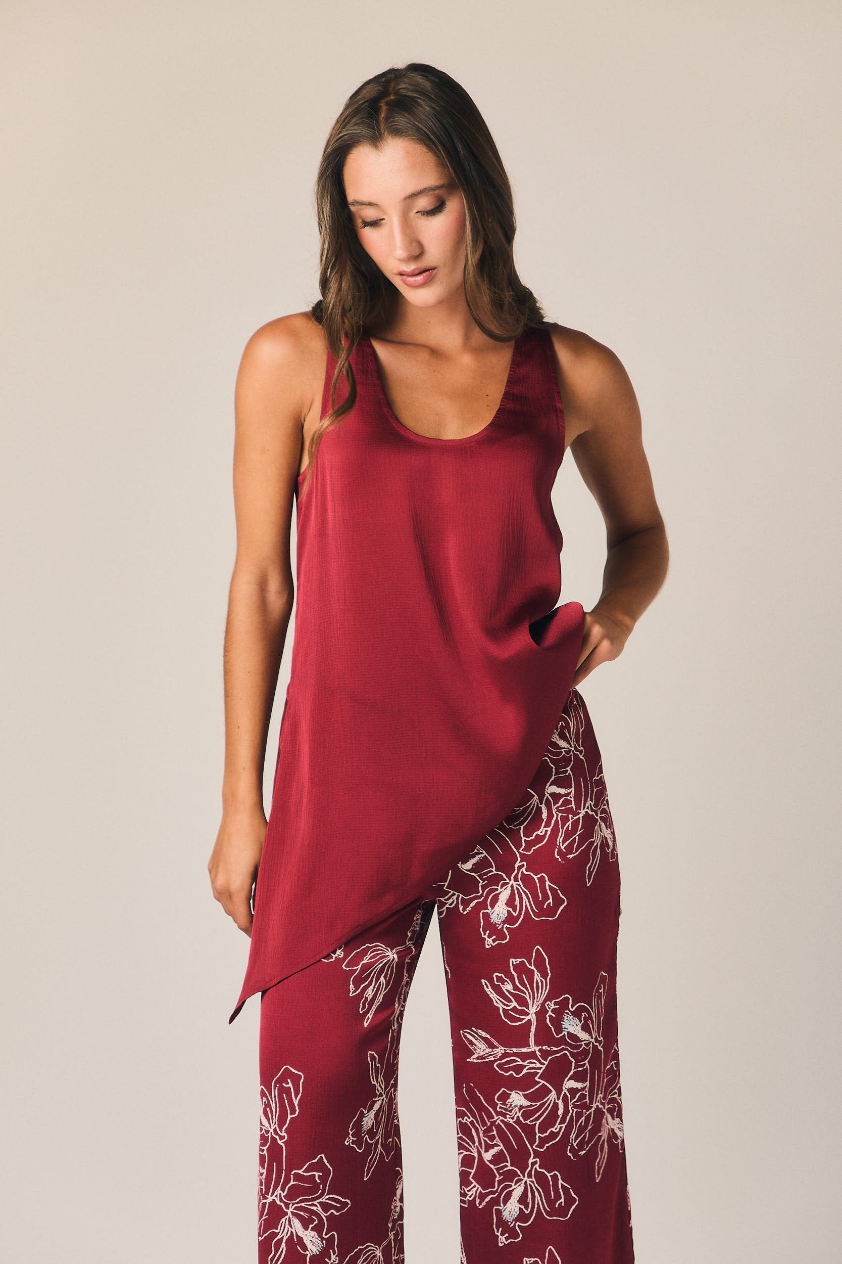 Pantalón recto estampado floral vino