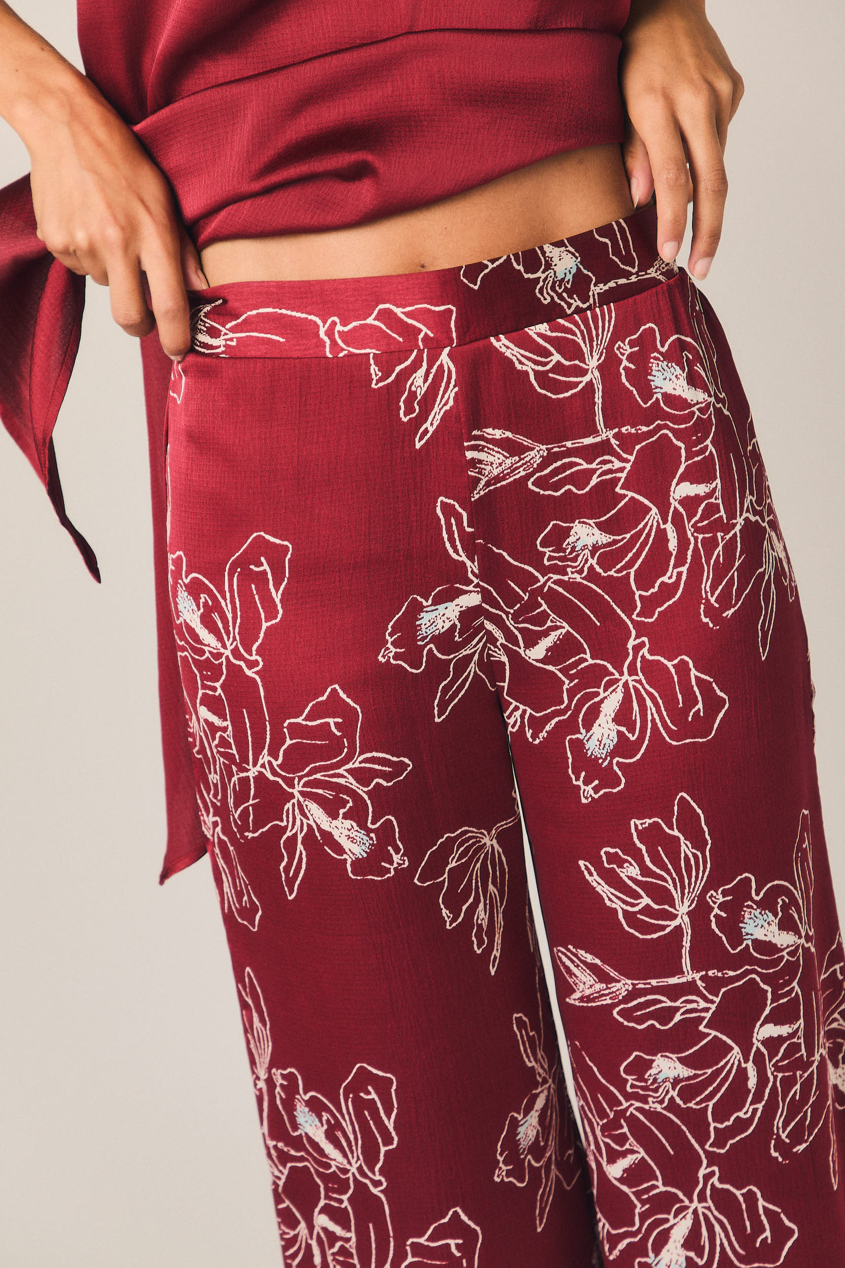 Pantalón recto estampado floral vino