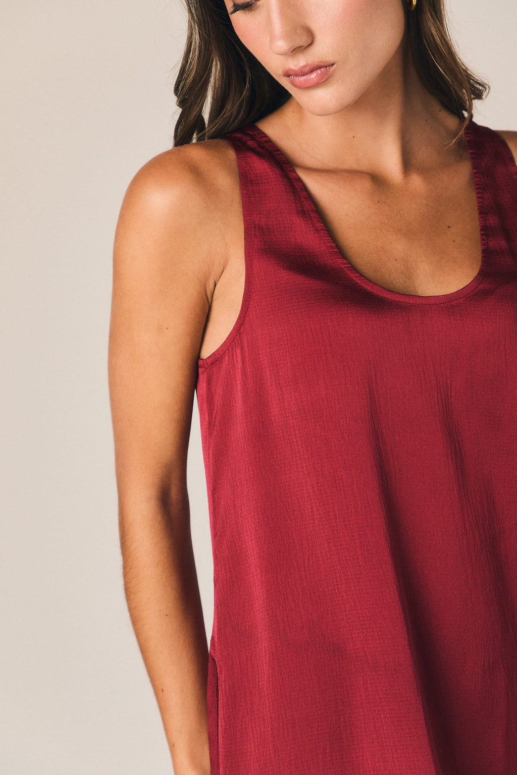 Top asimétrico fluido cuello redondo vino