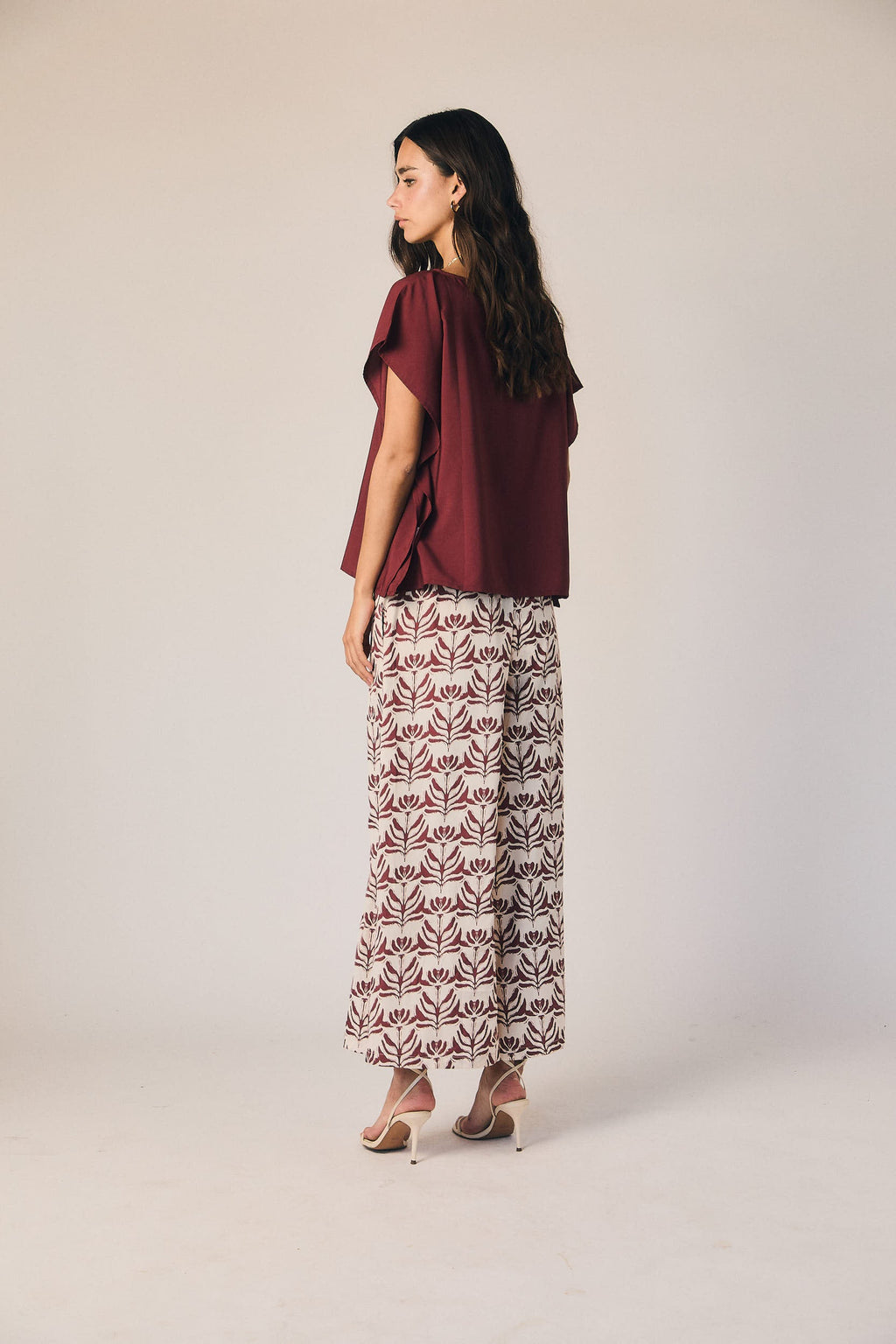 Pantalón gomas estampado burdeos