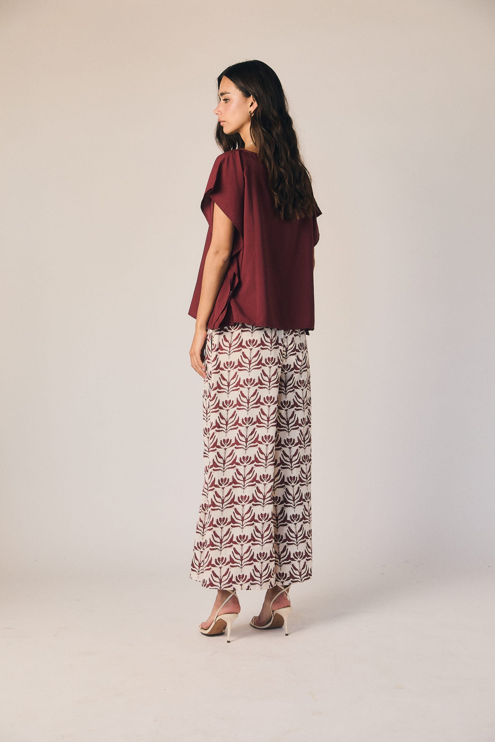 Pantalón gomas estampado burdeos
