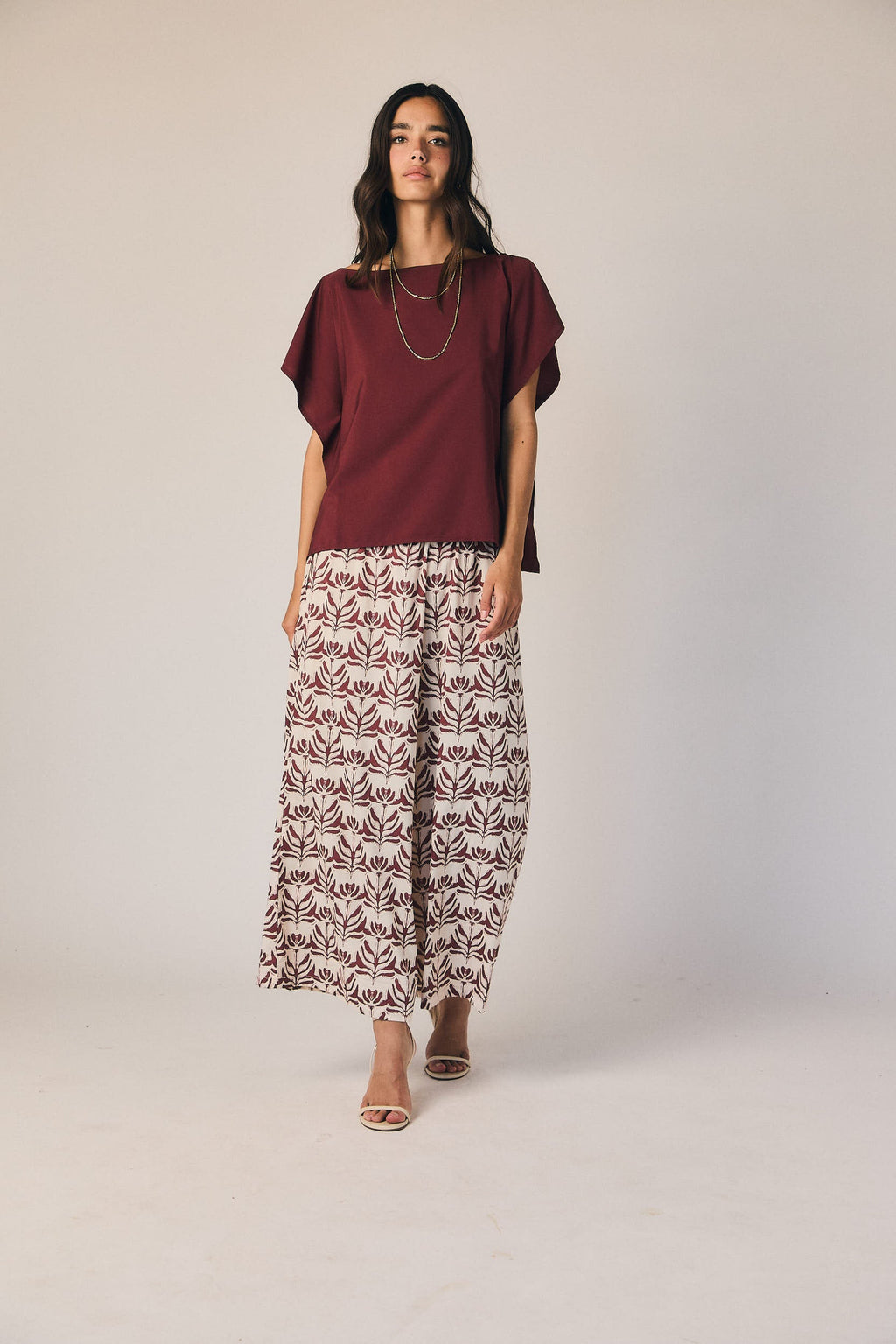Pantalón gomas estampado burdeos