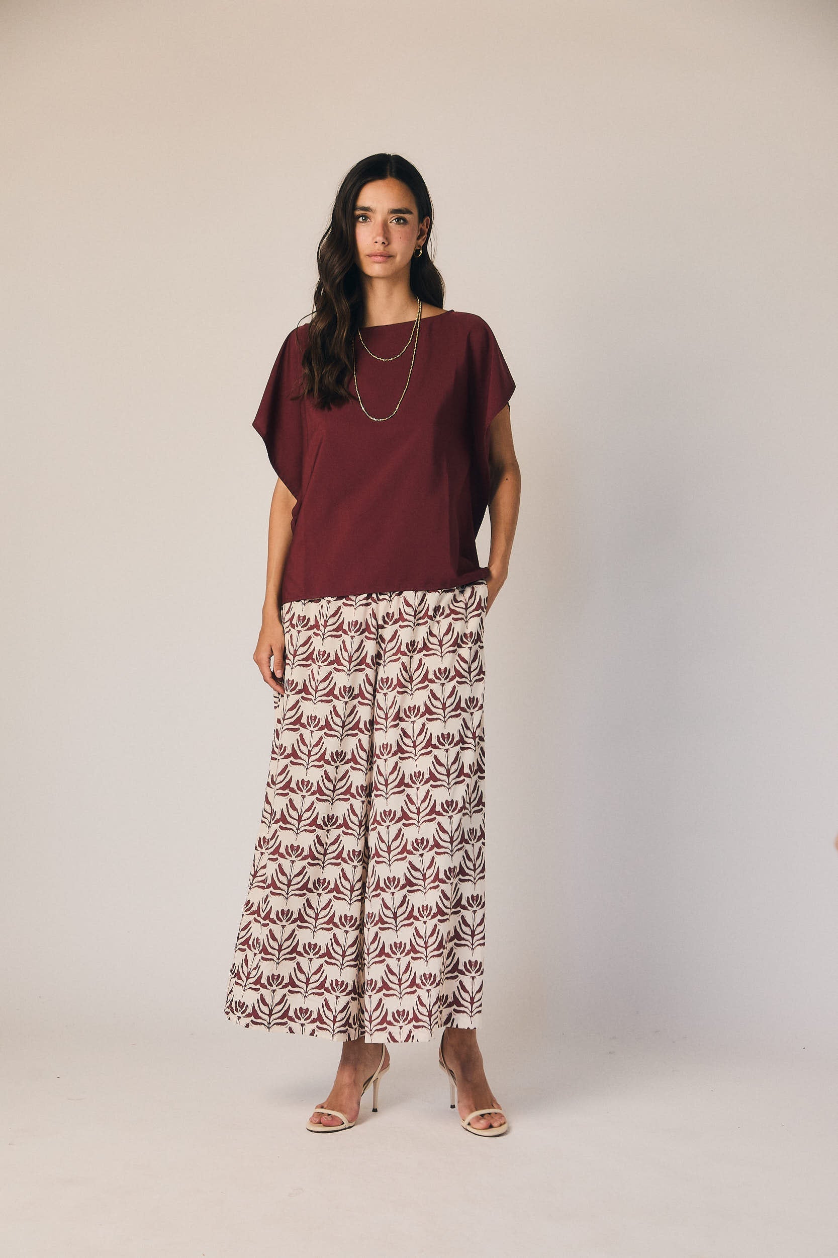 Pantalón gomas estampado burdeos