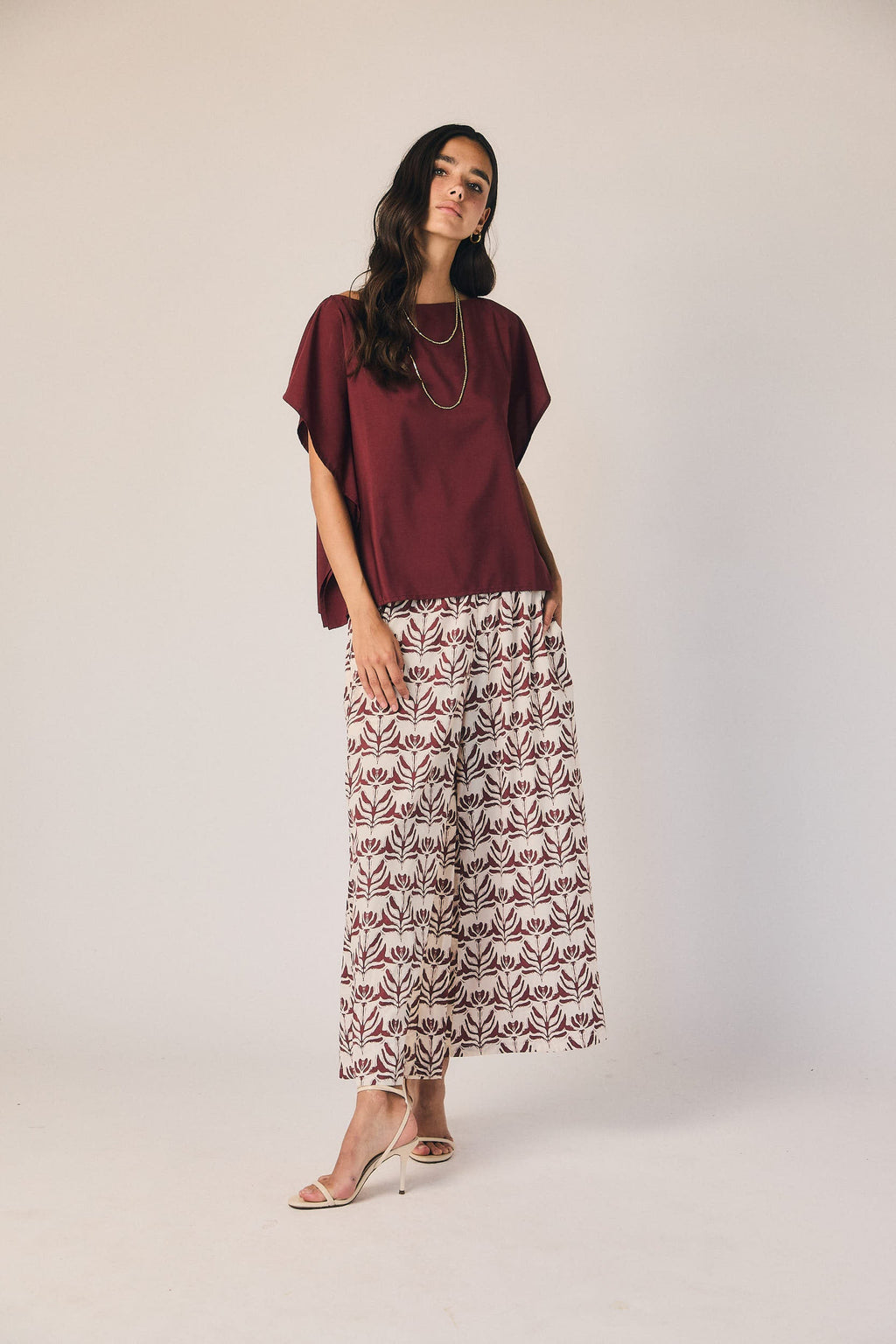 Pantalón gomas estampado burdeos