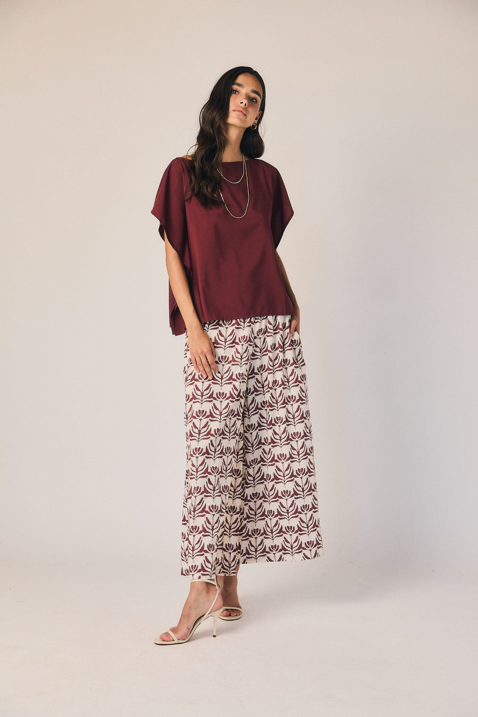 Pantalón gomas estampado burdeos