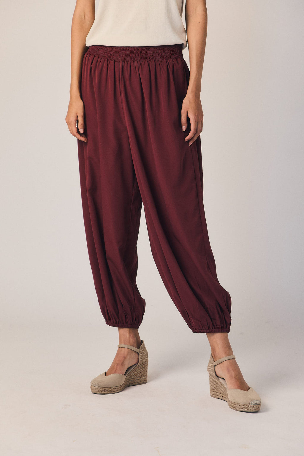 Pantalón amplio bombacho burdeos