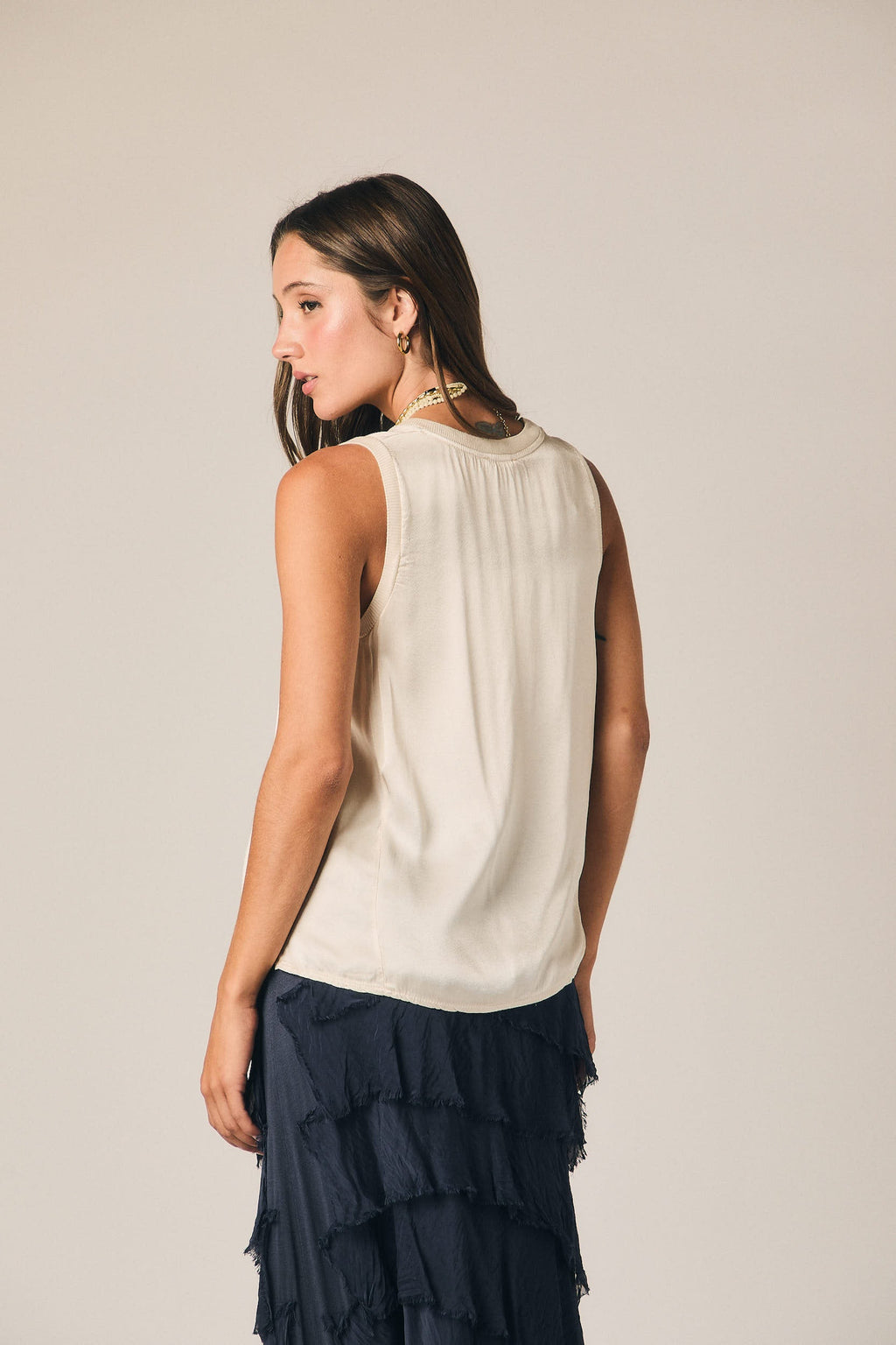 Top sin mangas ribete color natural