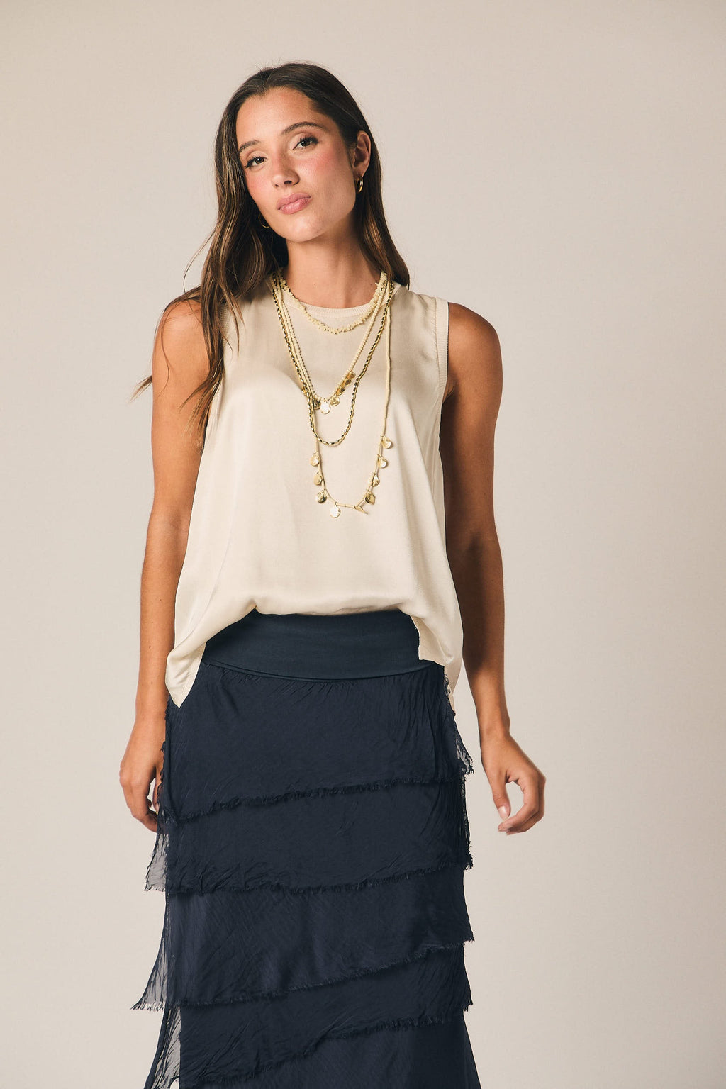 Top sin mangas ribete color natural