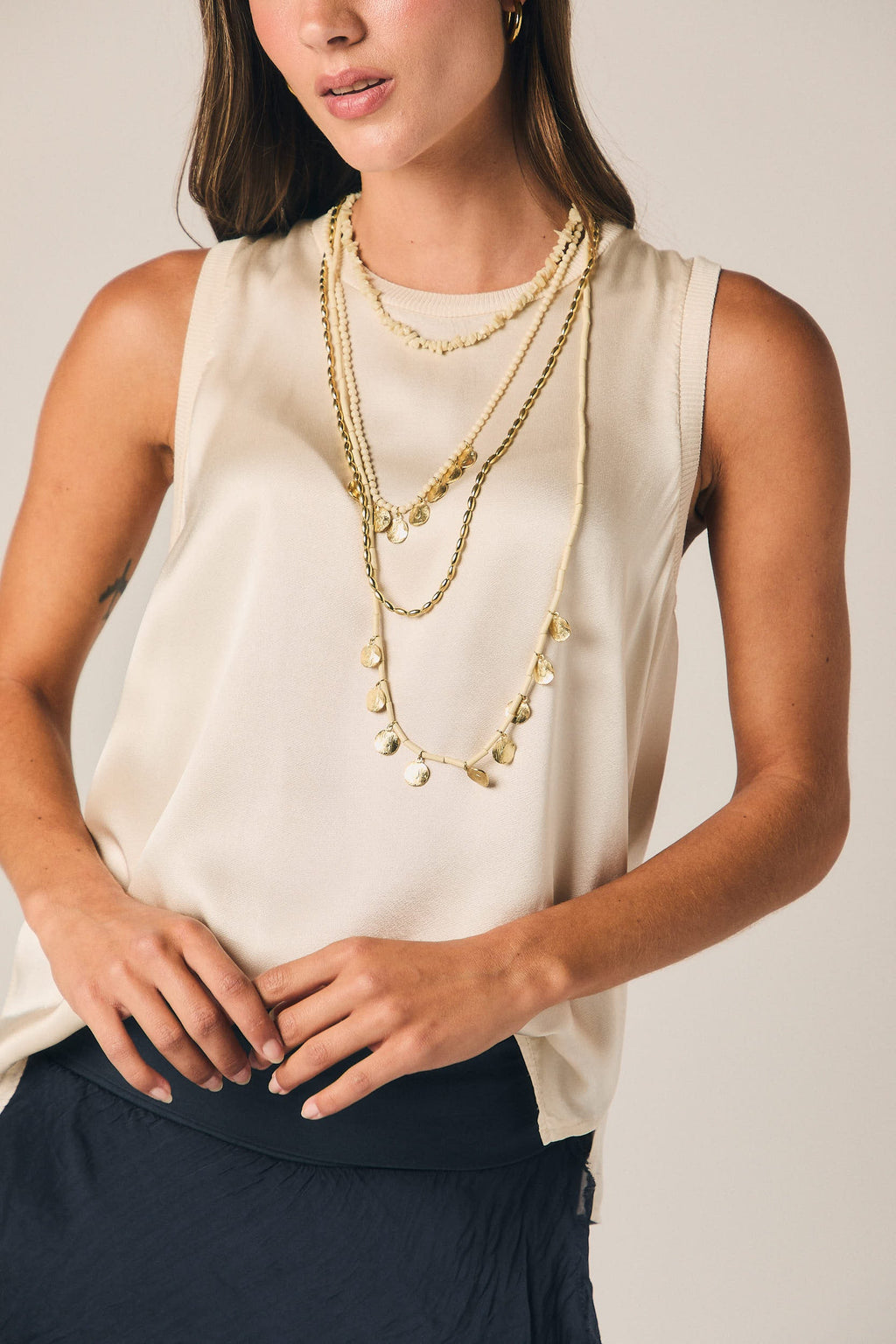 Top sin mangas ribete color natural